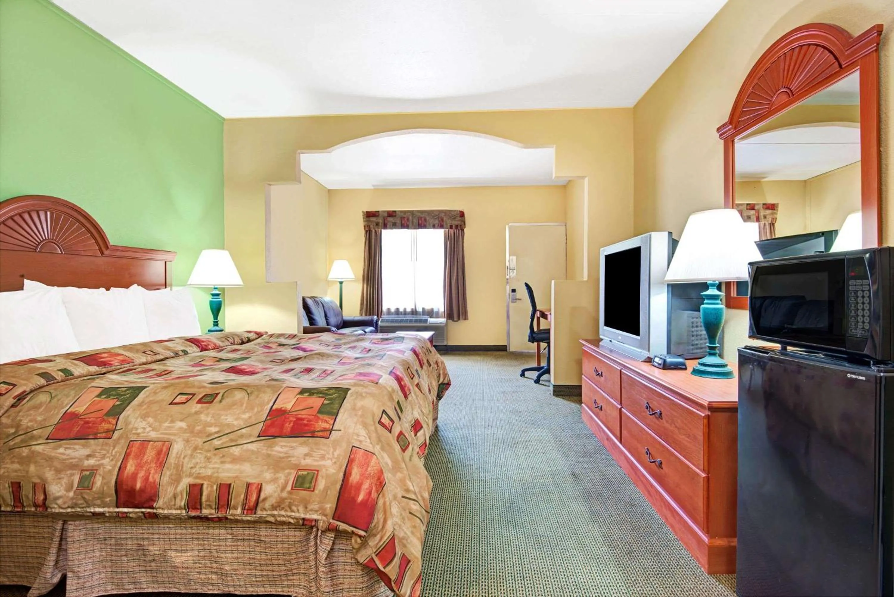 Photo of the whole room, Bed in Super 8 by Wyndham Nashville Near Downtown / I-40