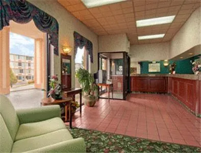 Lobby or reception in Super 8 by Wyndham Nashville Near Downtown / I-40