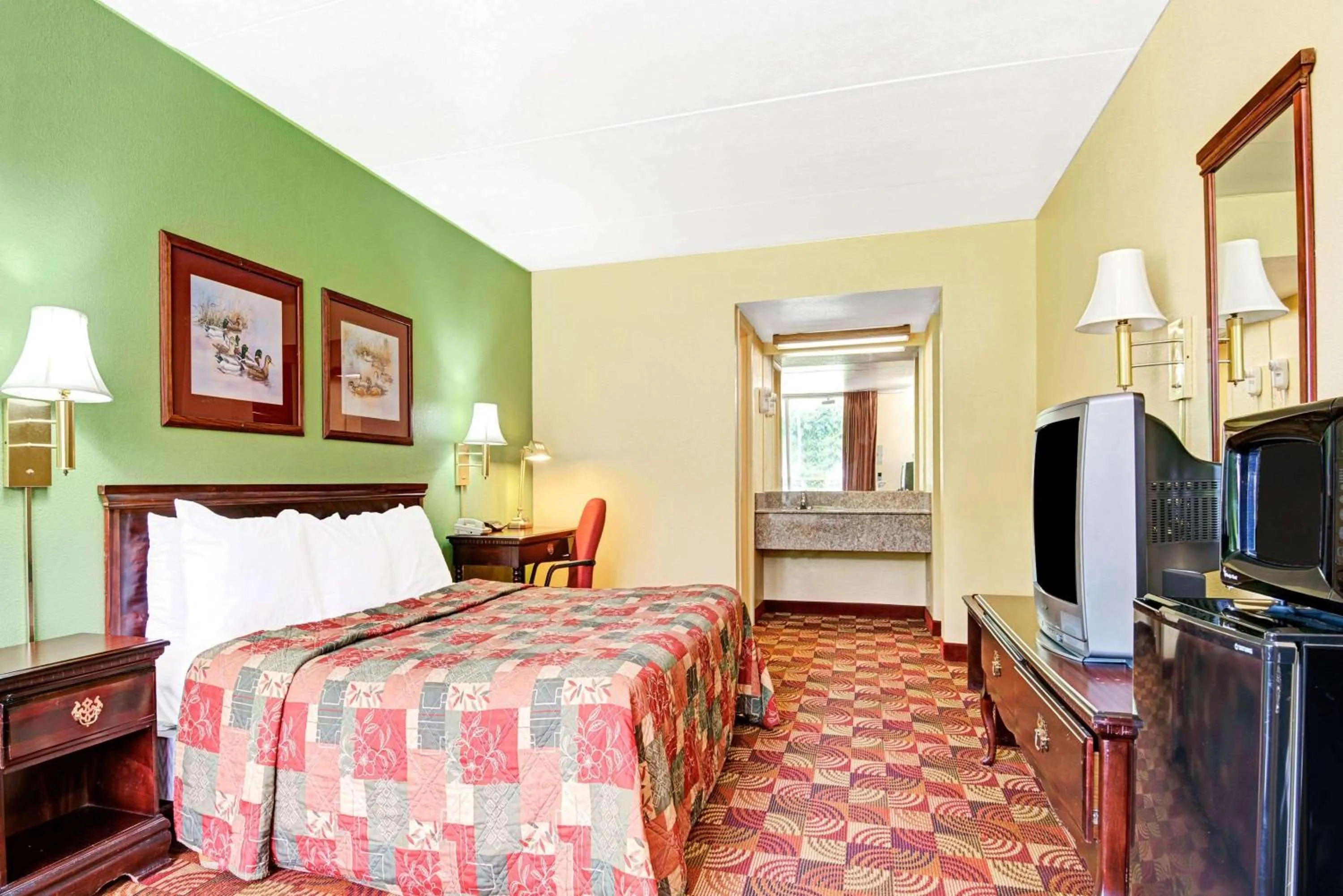 Photo of the whole room, Bed in Super 8 by Wyndham Nashville Near Downtown / I-40