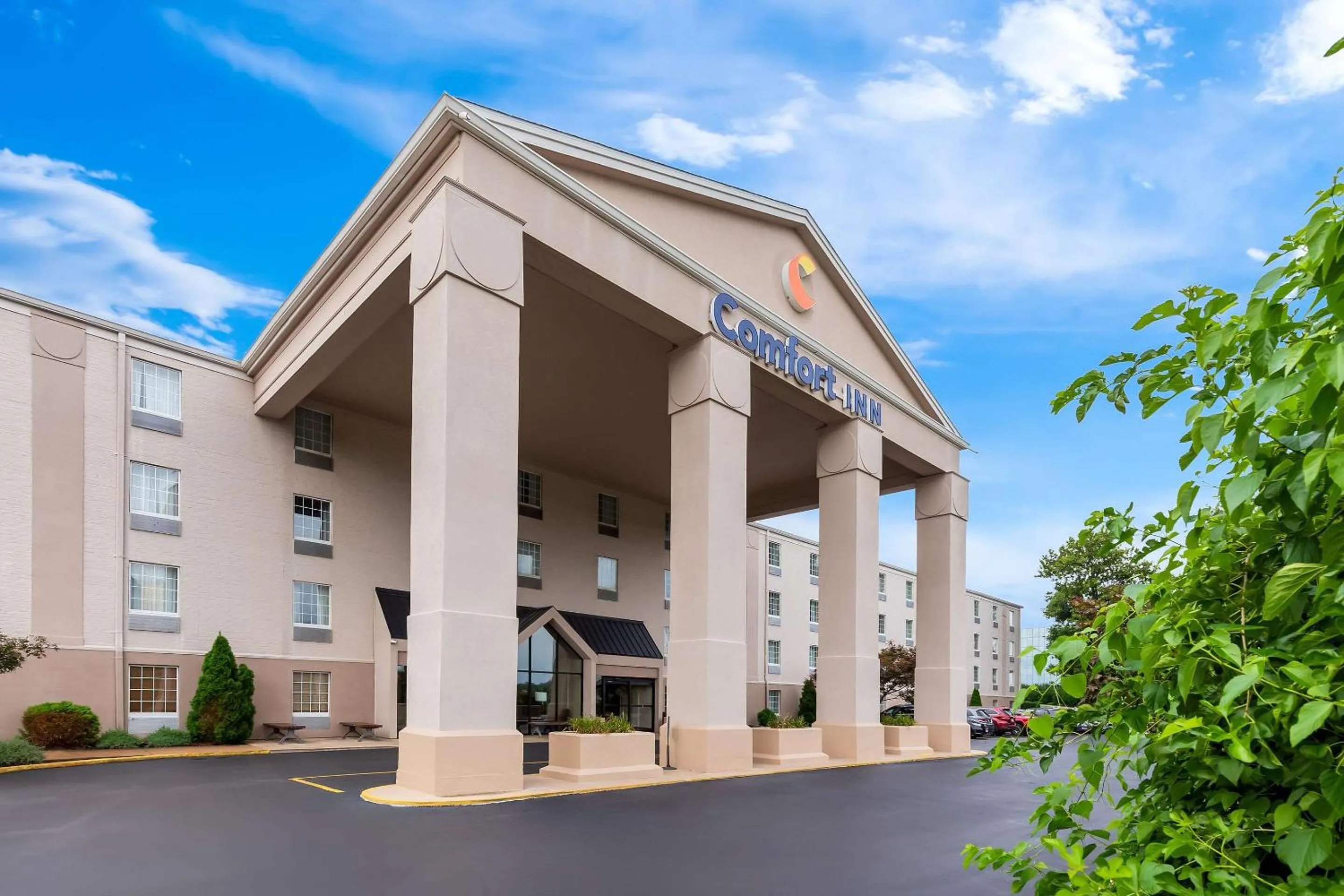 Property building in Comfort Inn St Louis - Westport Event Center