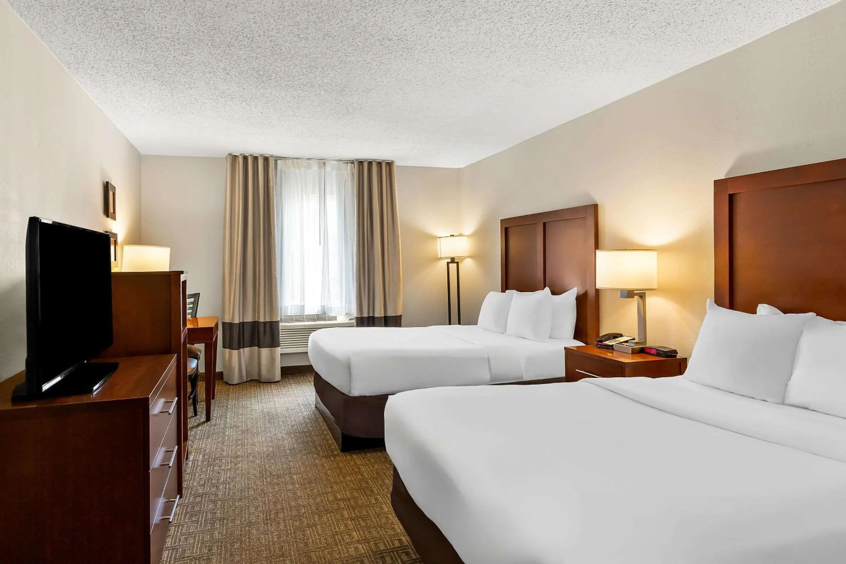 Bedroom, Bed in Comfort Inn St Louis - Westport Event Center