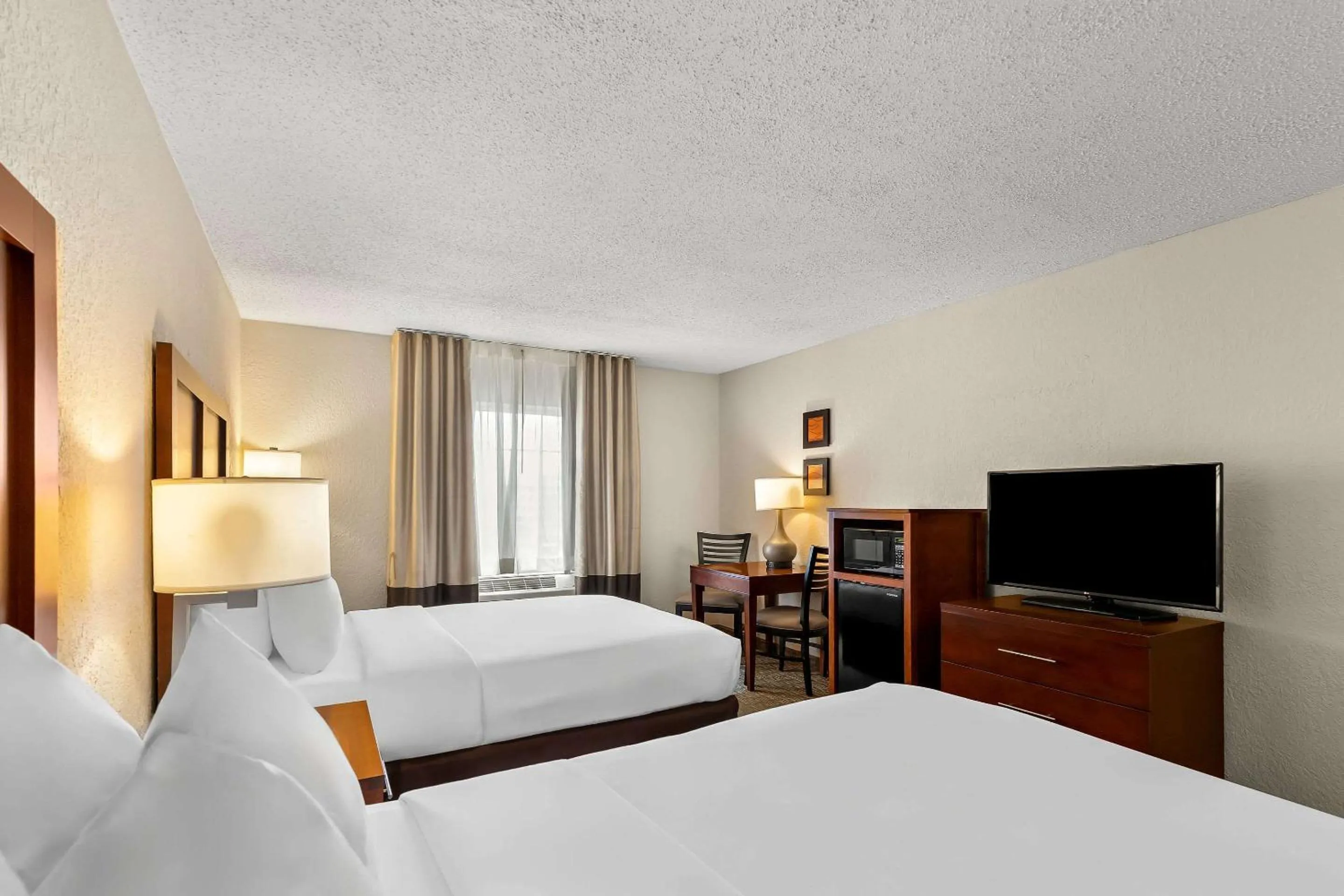 Bedroom, Bed in Comfort Inn St Louis - Westport Event Center