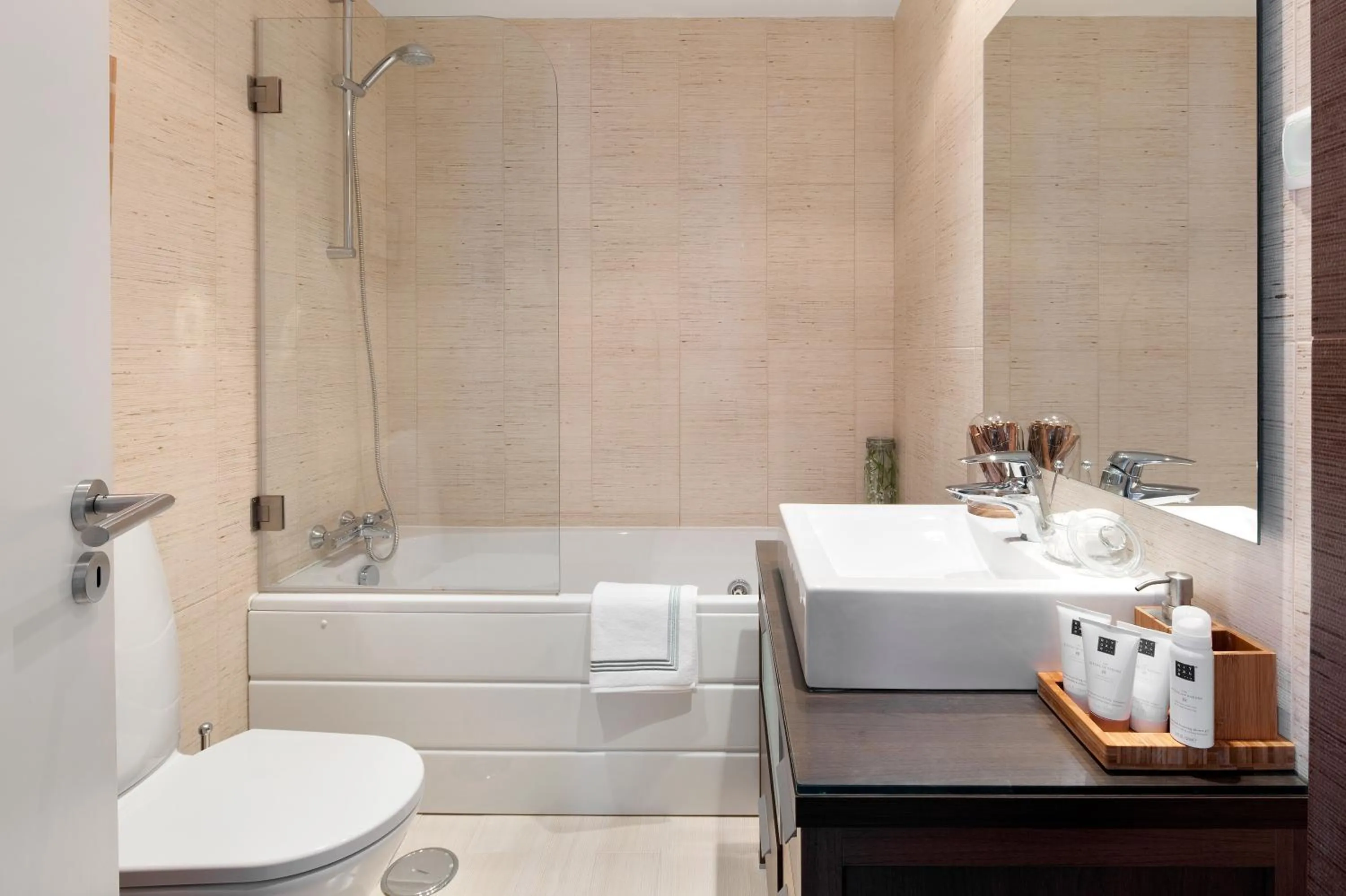 Bathroom in CALI Deluxe Holidays, Sesimbra