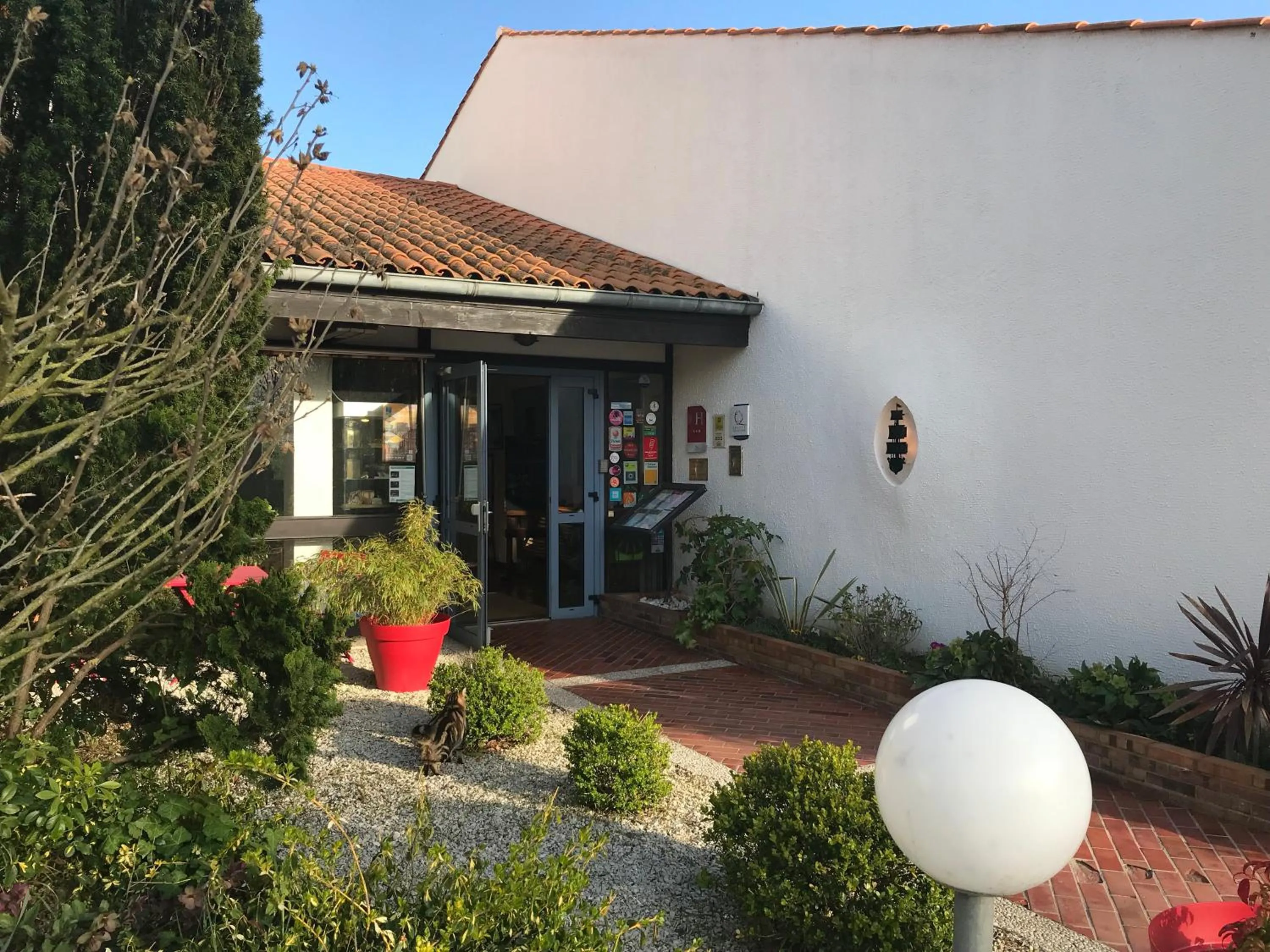 Property building in Hôtel-Restaurant La Belle Poule - Contact Hotel