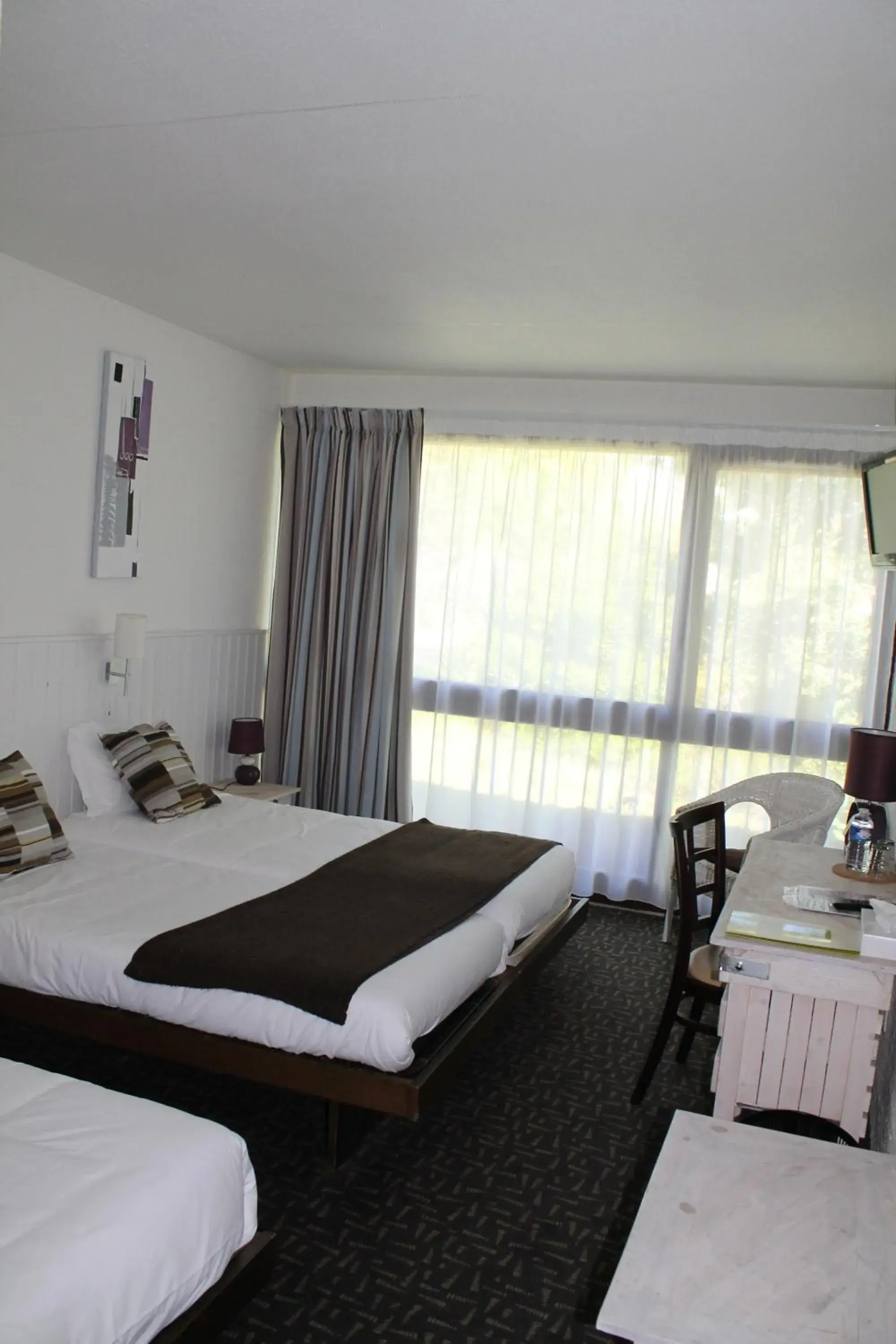 Twin Room in Hôtel-Restaurant La Belle Poule - Contact Hotel Twin Room in Hôtel-Restaurant La Belle Poule - Contact Hotel