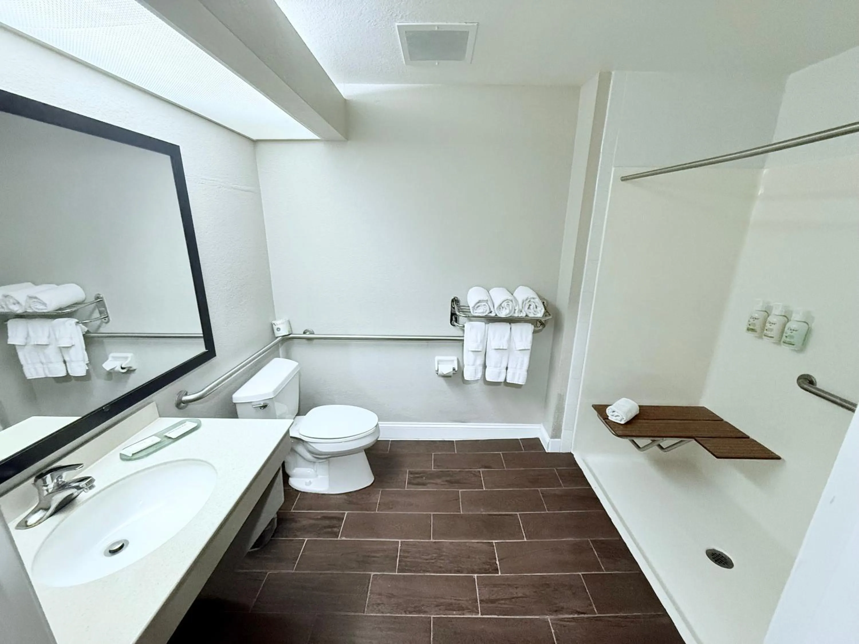 Shower in La Quinta by Wyndham Orlando Universal area - Free Shuttle to Universal