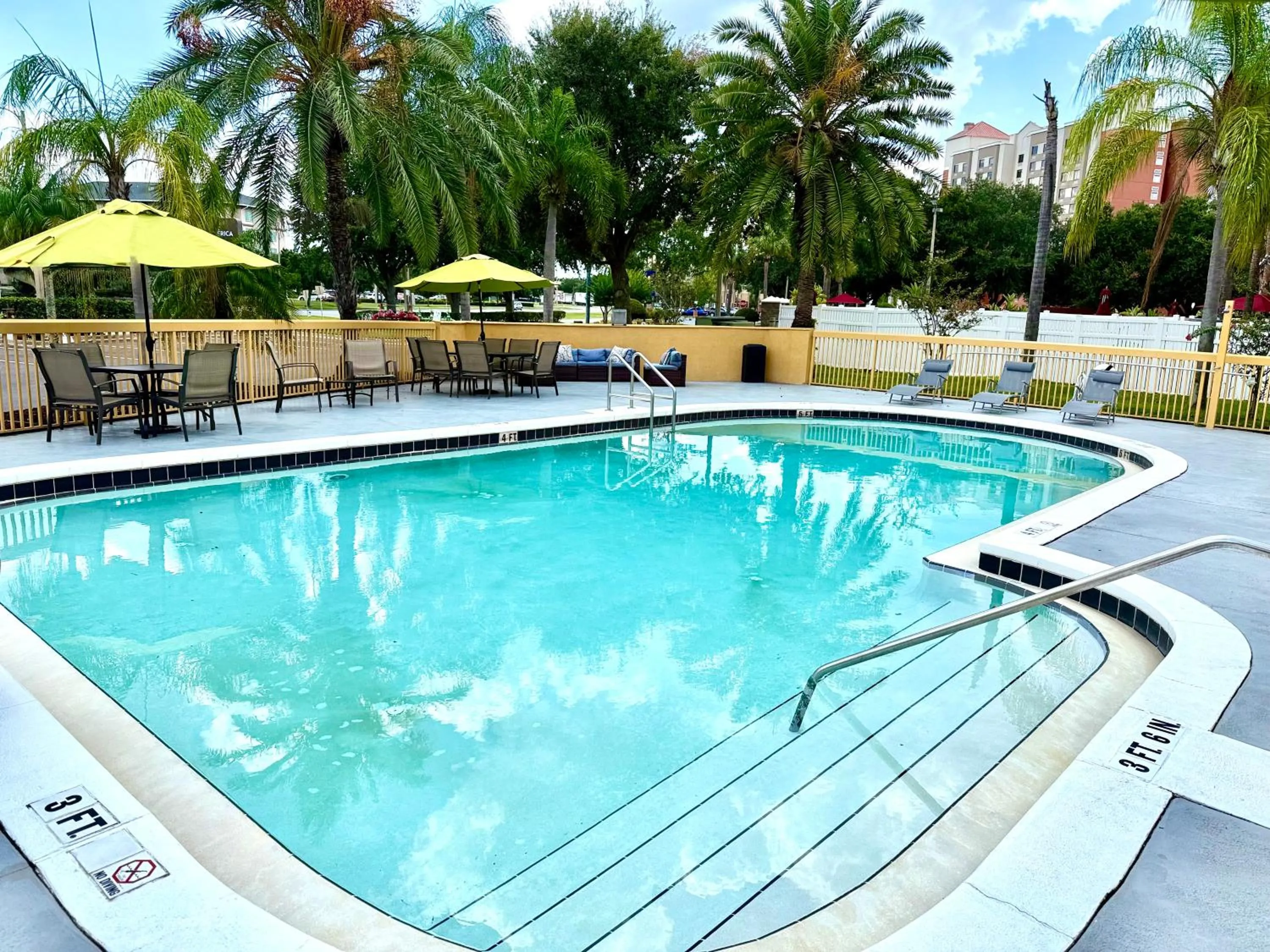 Swimming pool in La Quinta by Wyndham Orlando Universal area - Free Shuttle to Universal