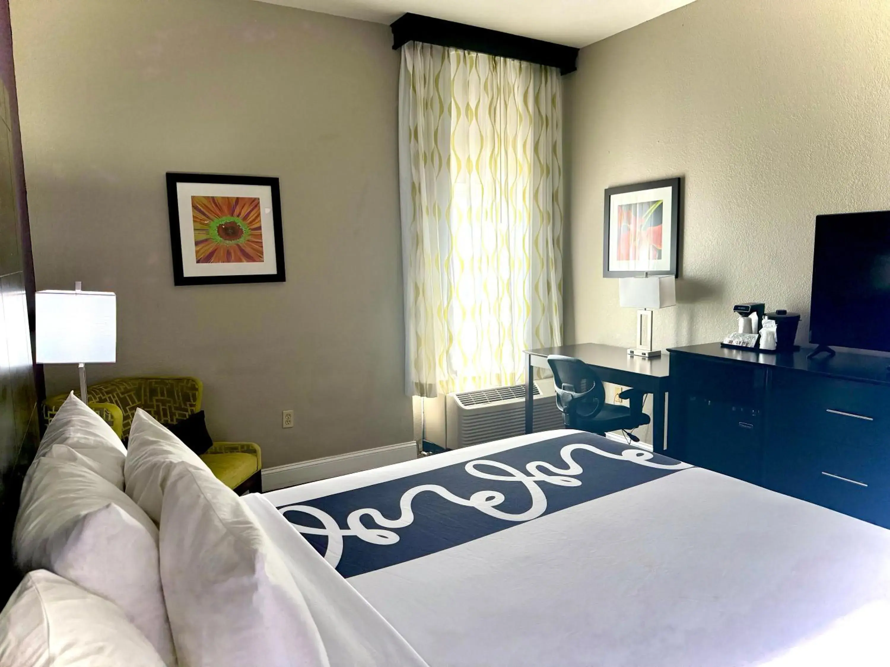 King Room with Roll-In Shower - Mobility/Hearing Accessible - Non-Smoking in La Quinta by Wyndham Orlando Universal area - Free Shuttle to Universal King Room with Roll-In Shower - Mobility/Hearing Accessible - Non-Smoking in La Quinta by Wyndham Orlando Universal area - Free Shuttle to Universal