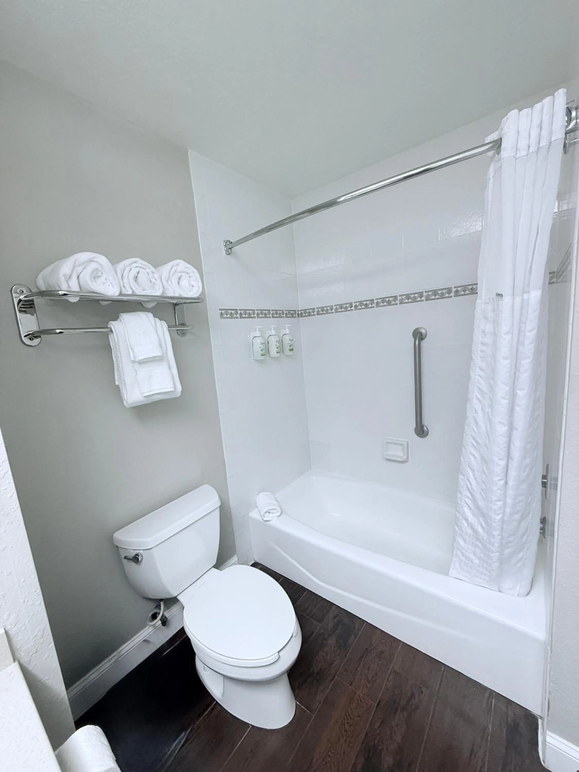 Shower in La Quinta by Wyndham Orlando Universal area - Free Shuttle to Universal