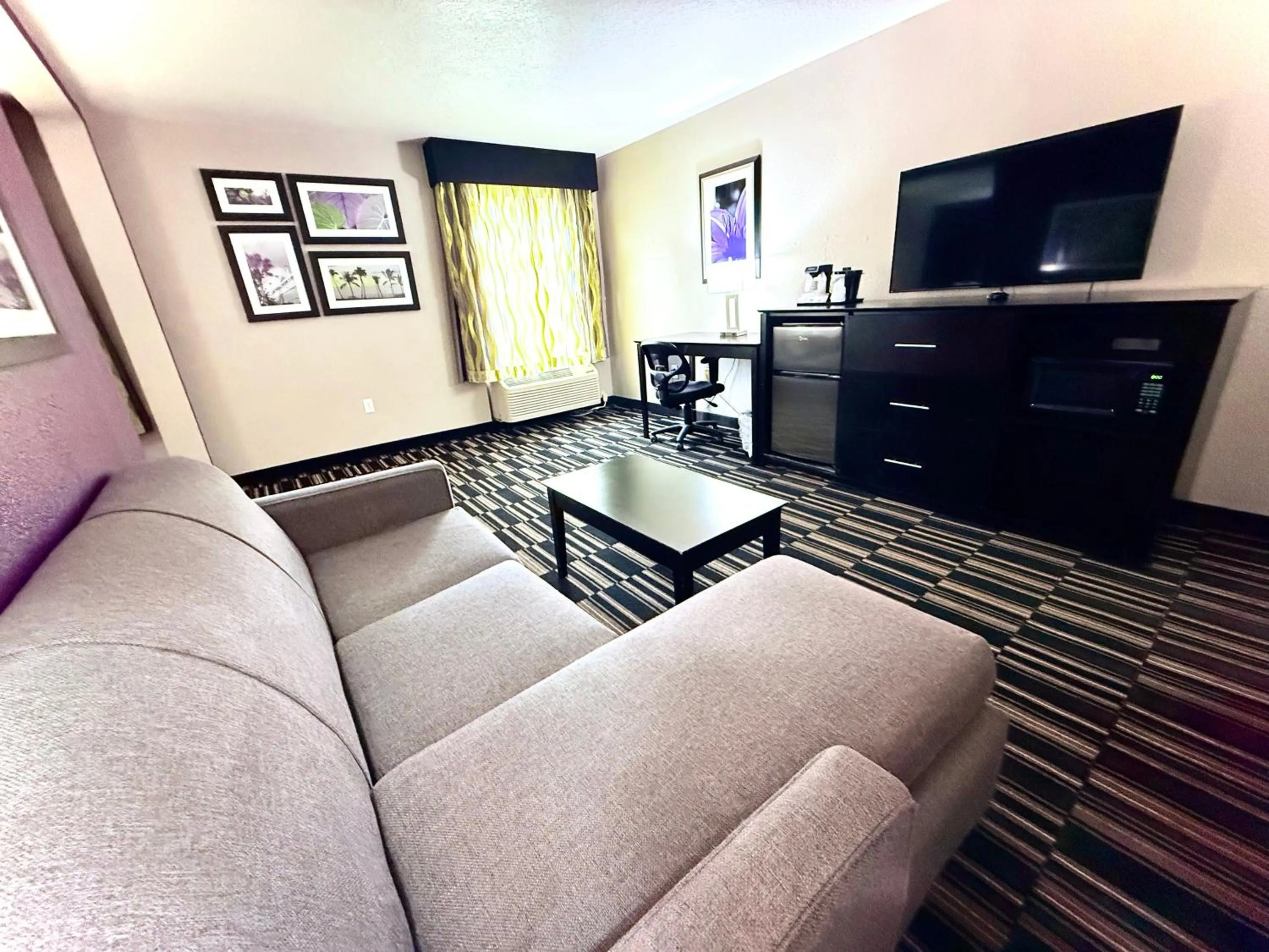 Living room in La Quinta by Wyndham Orlando Universal area - Free Shuttle to Universal