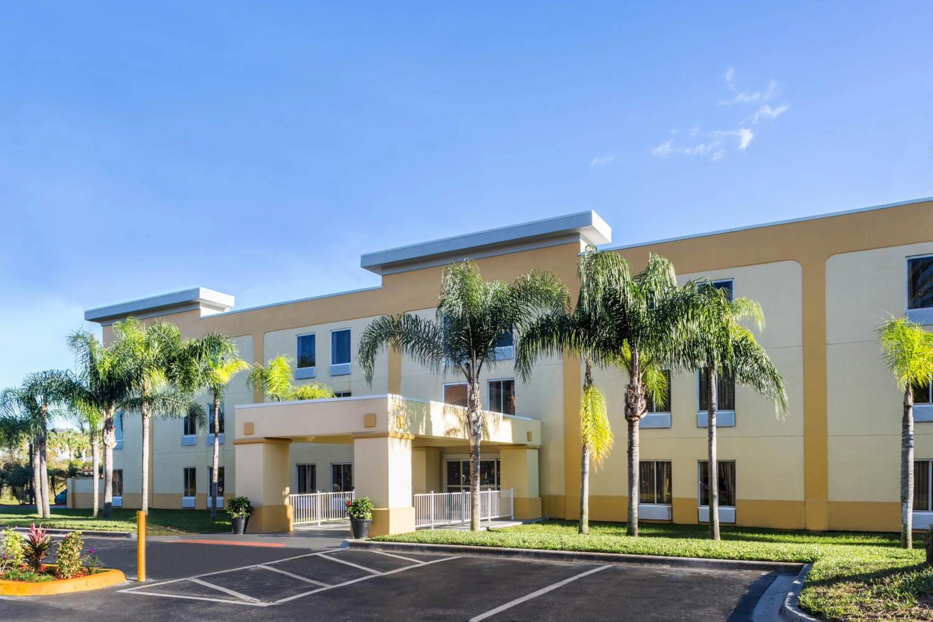 Property building in La Quinta by Wyndham Orlando Universal area - Free Shuttle to Universal