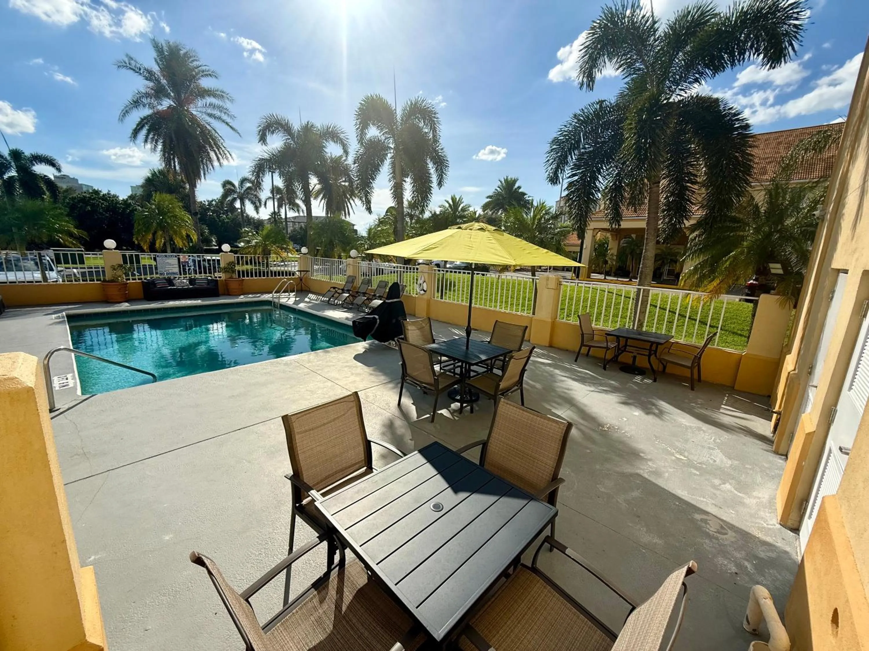 Swimming pool in La Quinta by Wyndham Orlando Universal area - Free Shuttle to Universal