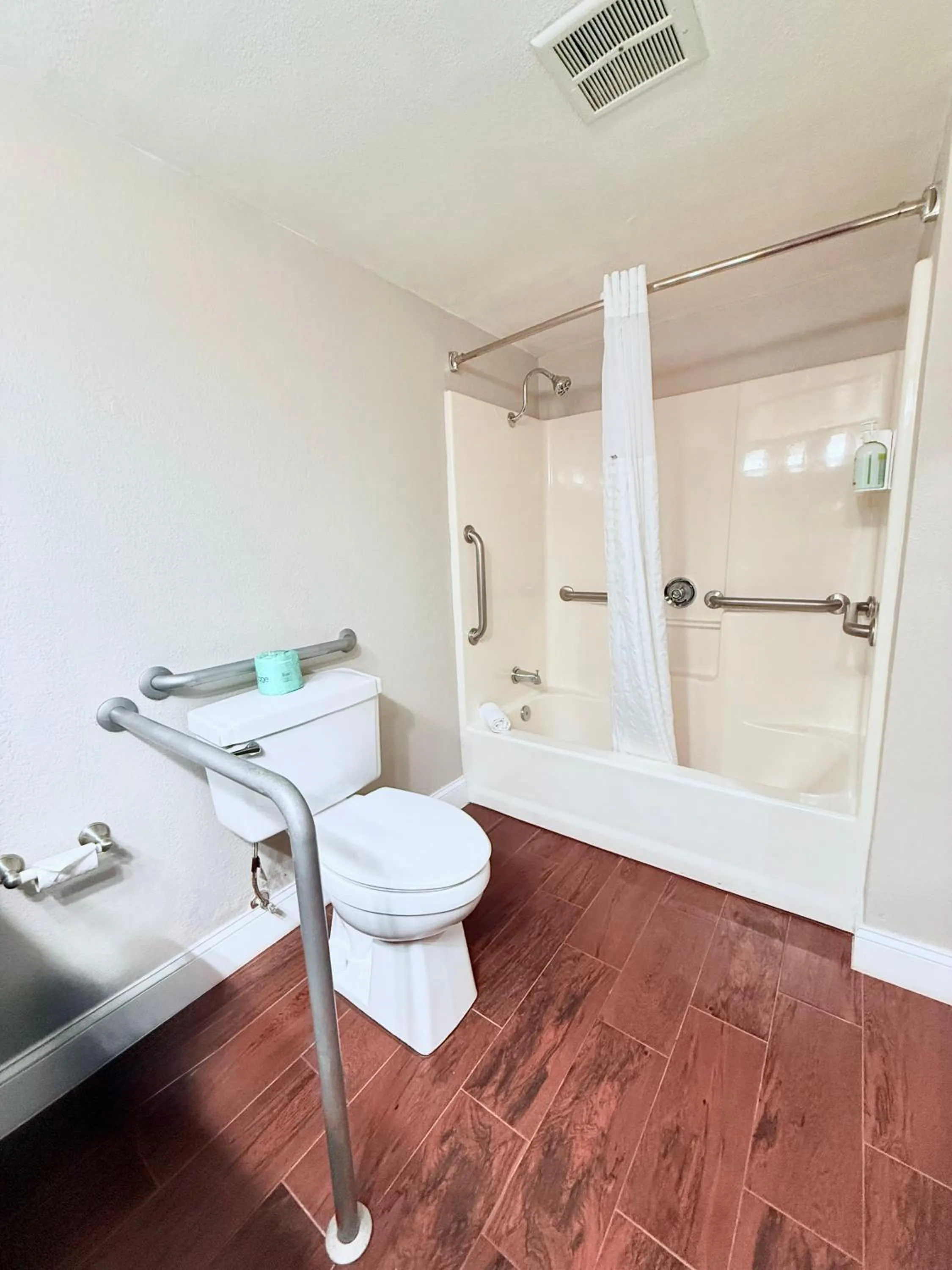 Shower in La Quinta by Wyndham Orlando Universal area - Free Shuttle to Universal