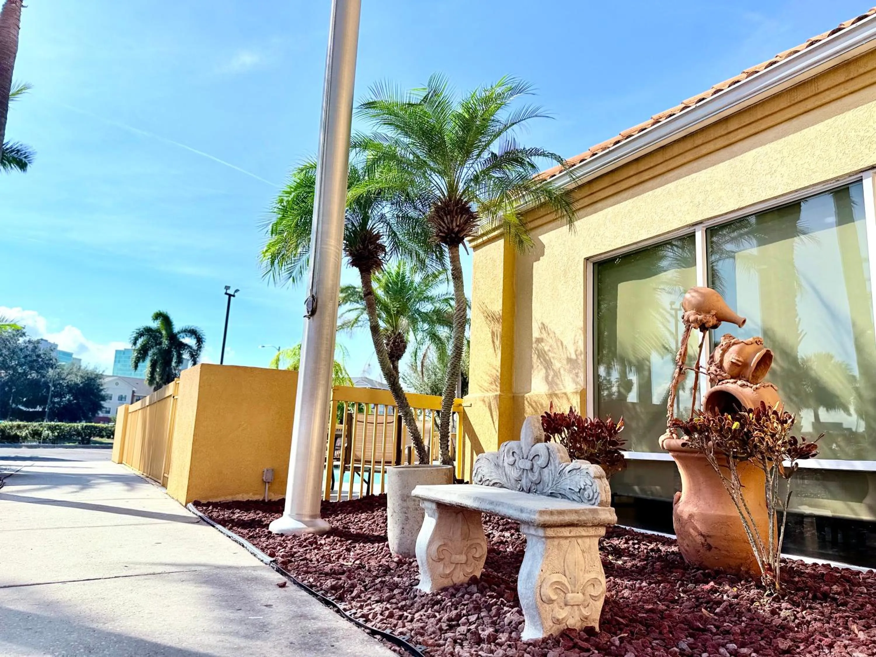 Property building in La Quinta by Wyndham Orlando Universal area - Free Shuttle to Universal