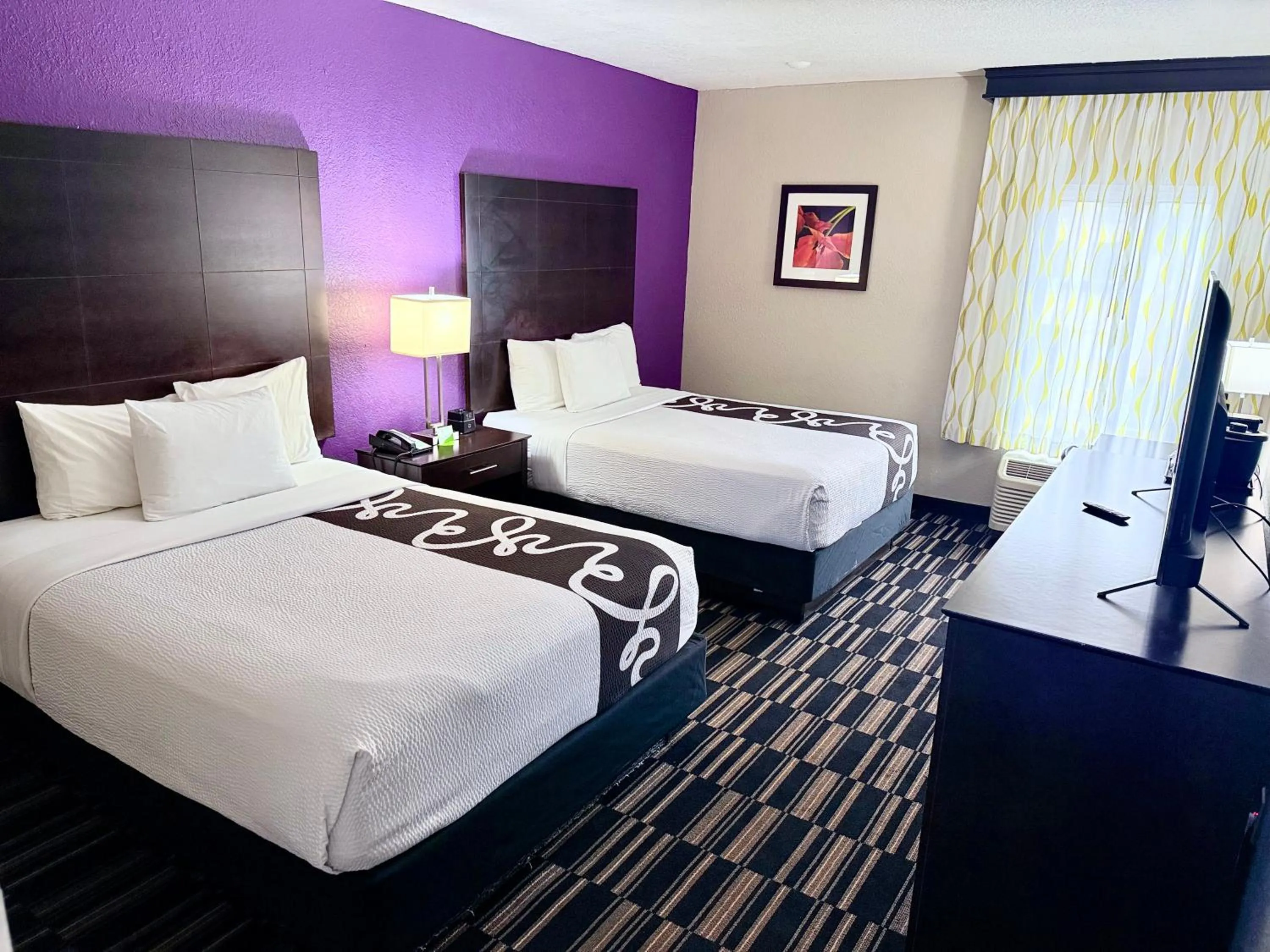 Bed in La Quinta by Wyndham Orlando Universal area - Free Shuttle to Universal