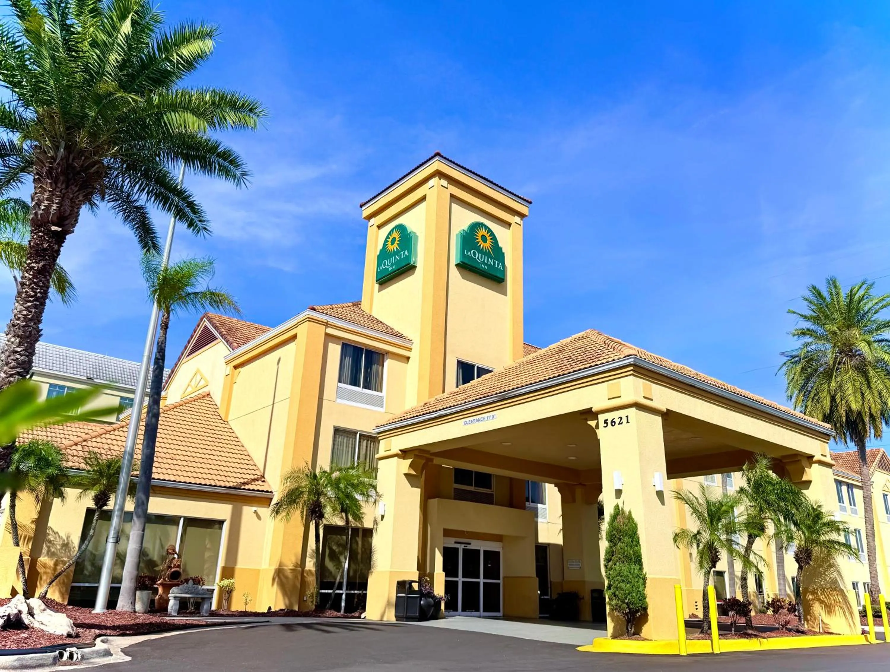 Property building in La Quinta by Wyndham Orlando Universal area - Free Shuttle to Universal