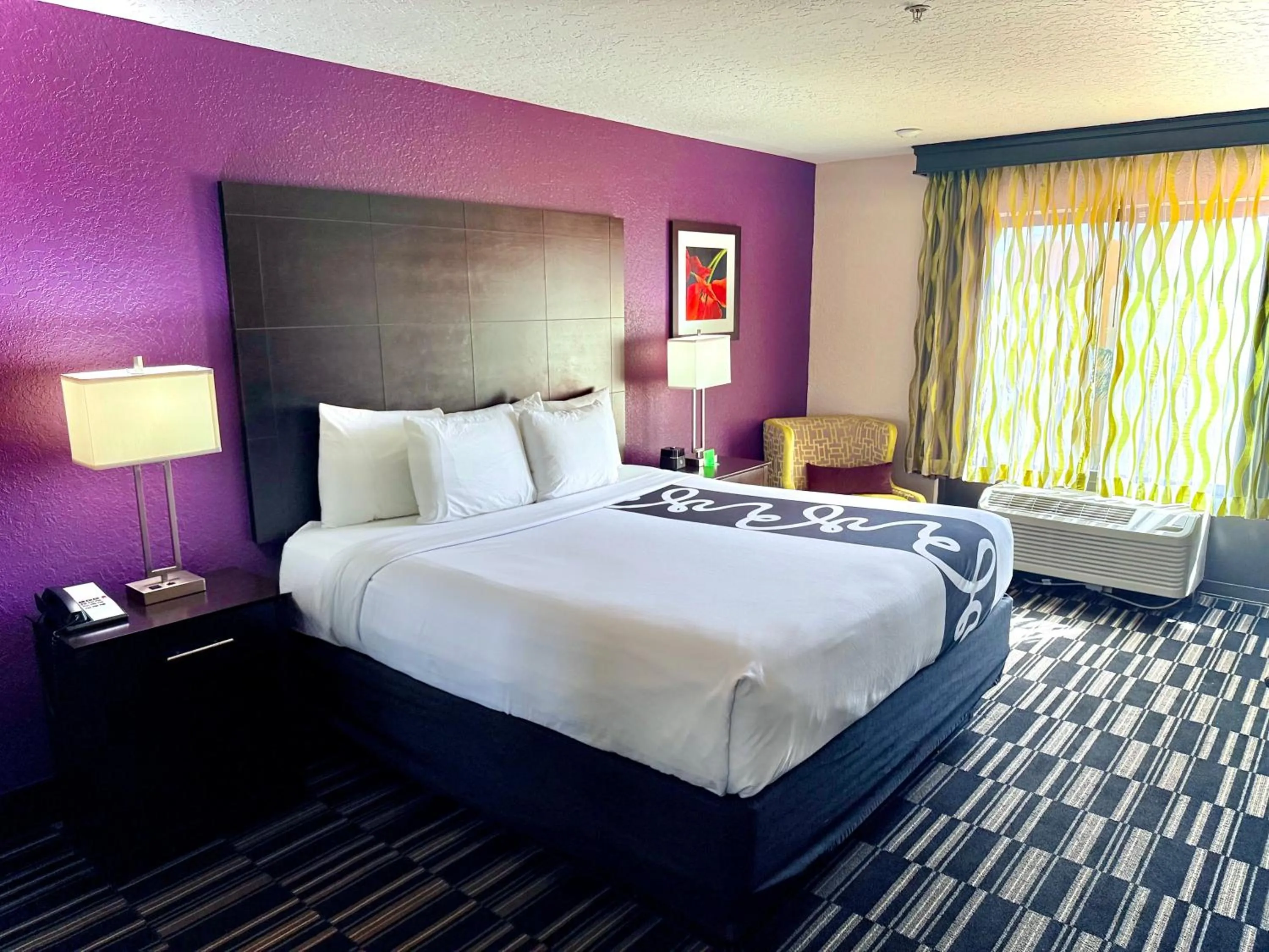 Bed in La Quinta by Wyndham Orlando Universal area - Free Shuttle to Universal