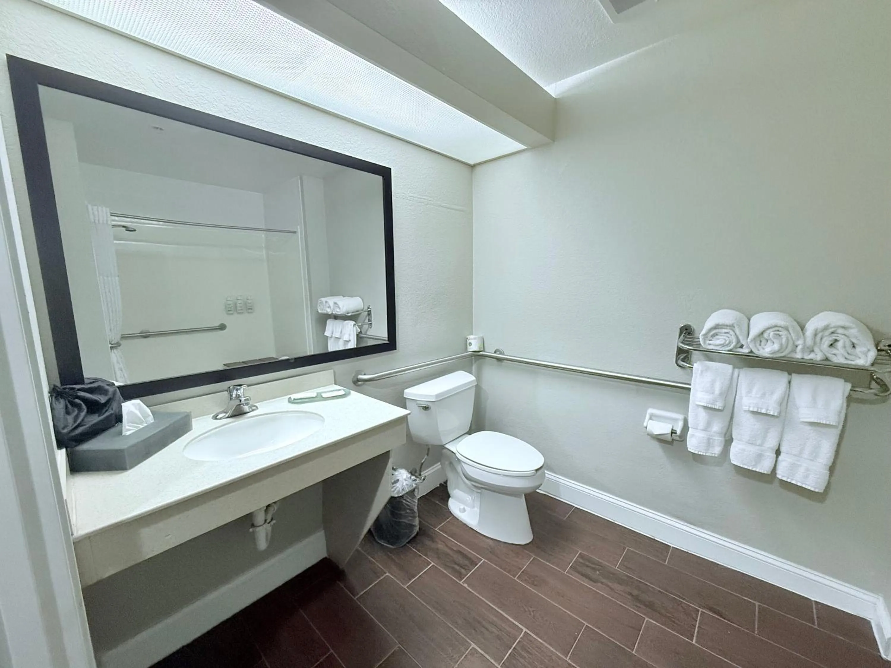 Shower in La Quinta by Wyndham Orlando Universal area - Free Shuttle to Universal