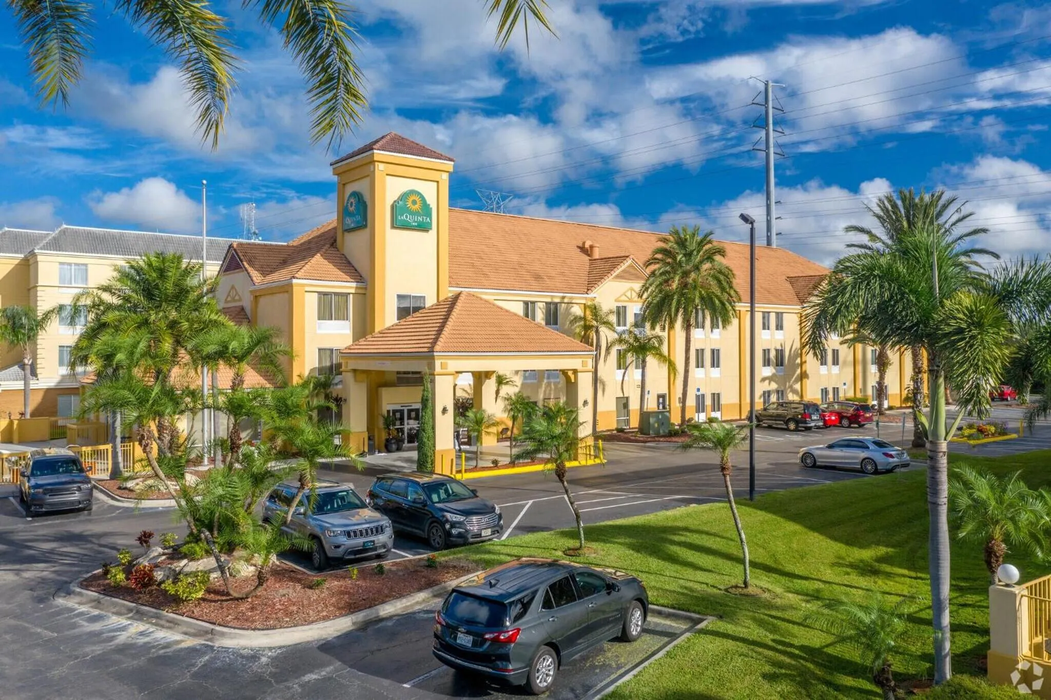 Property building in La Quinta by Wyndham Orlando Universal area - Free Shuttle to Universal