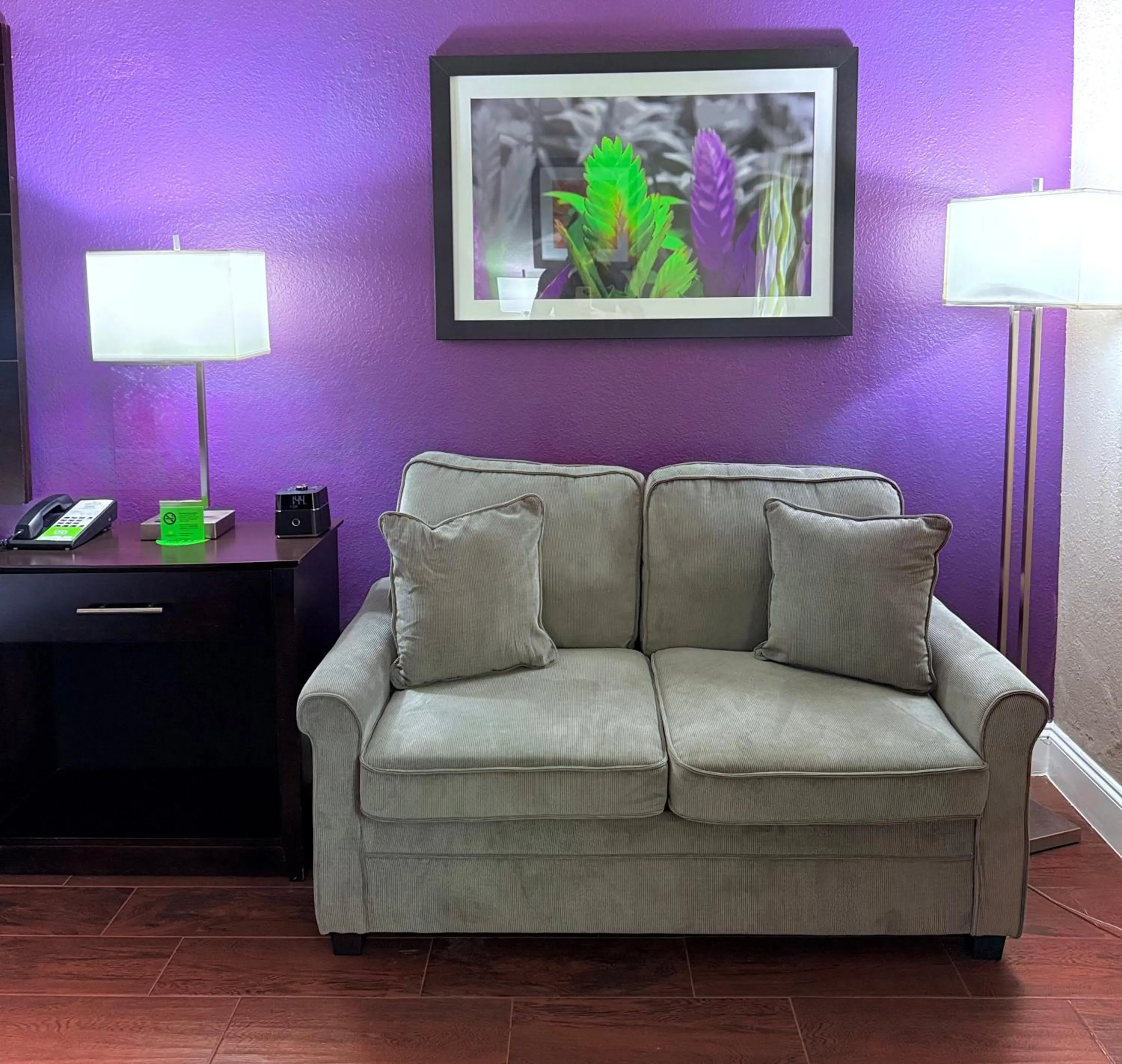 Seating area in La Quinta by Wyndham Orlando Universal area - Free Shuttle to Universal