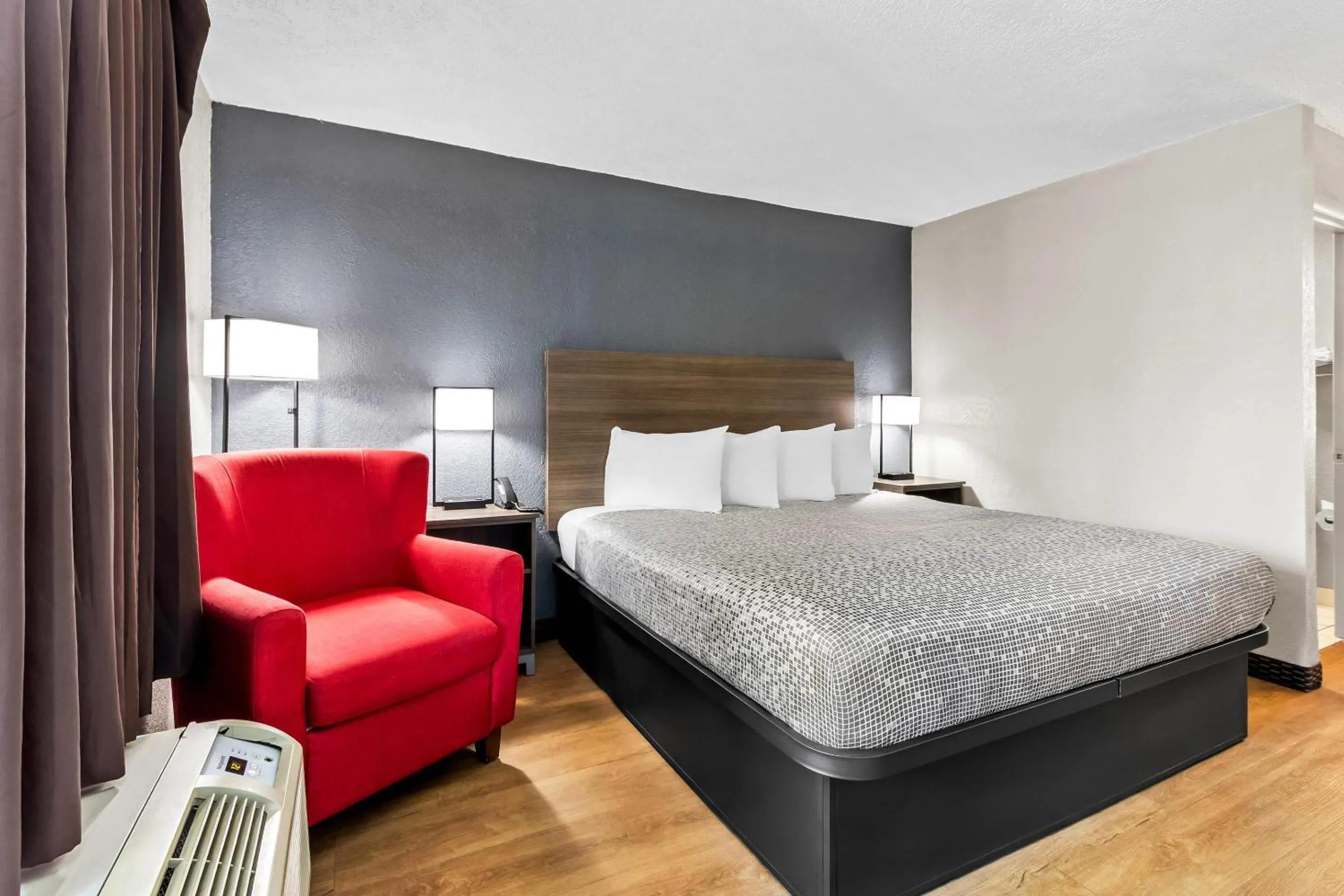 Bedroom, Bed in Econo Lodge Goose Creek - Charleston North