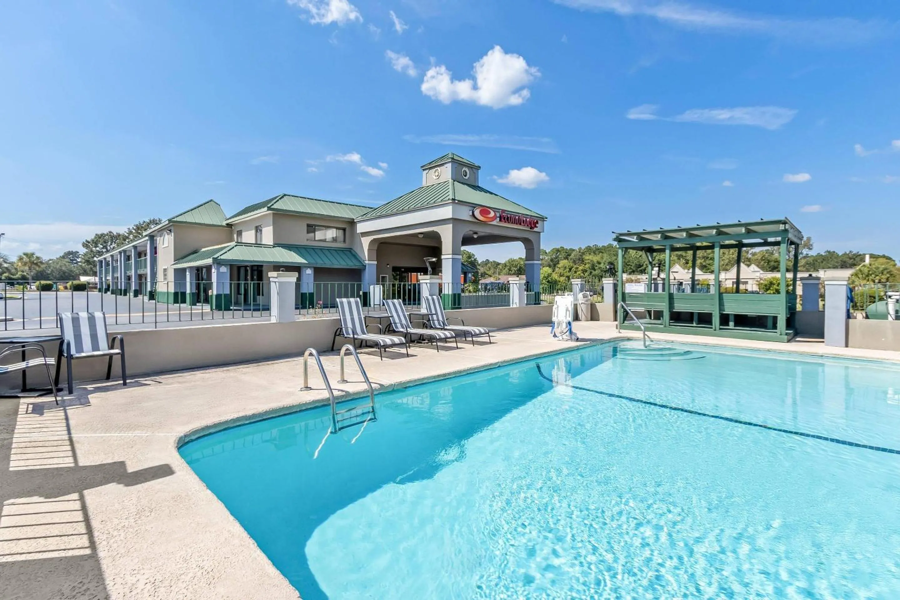 Swimming pool in Econo Lodge Goose Creek - Charleston North