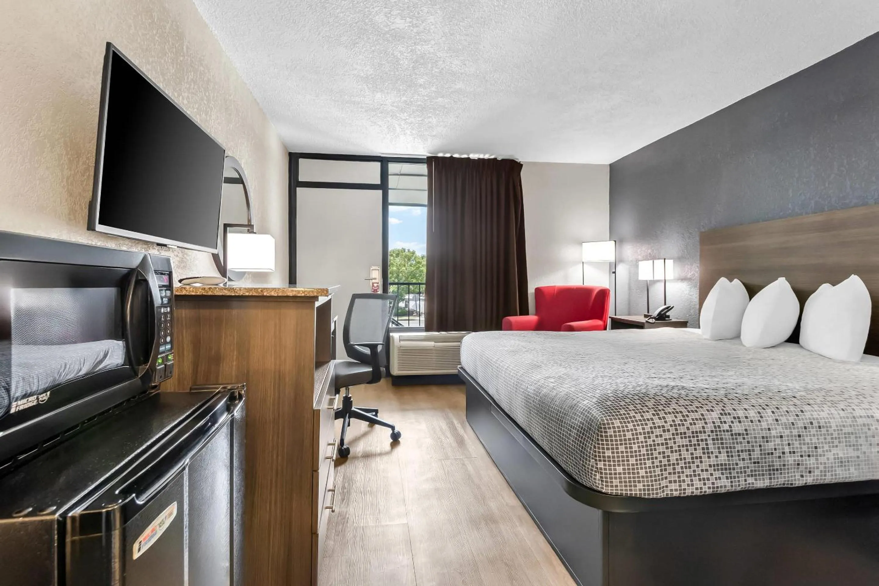 Bedroom, Bed in Econo Lodge Goose Creek - Charleston North