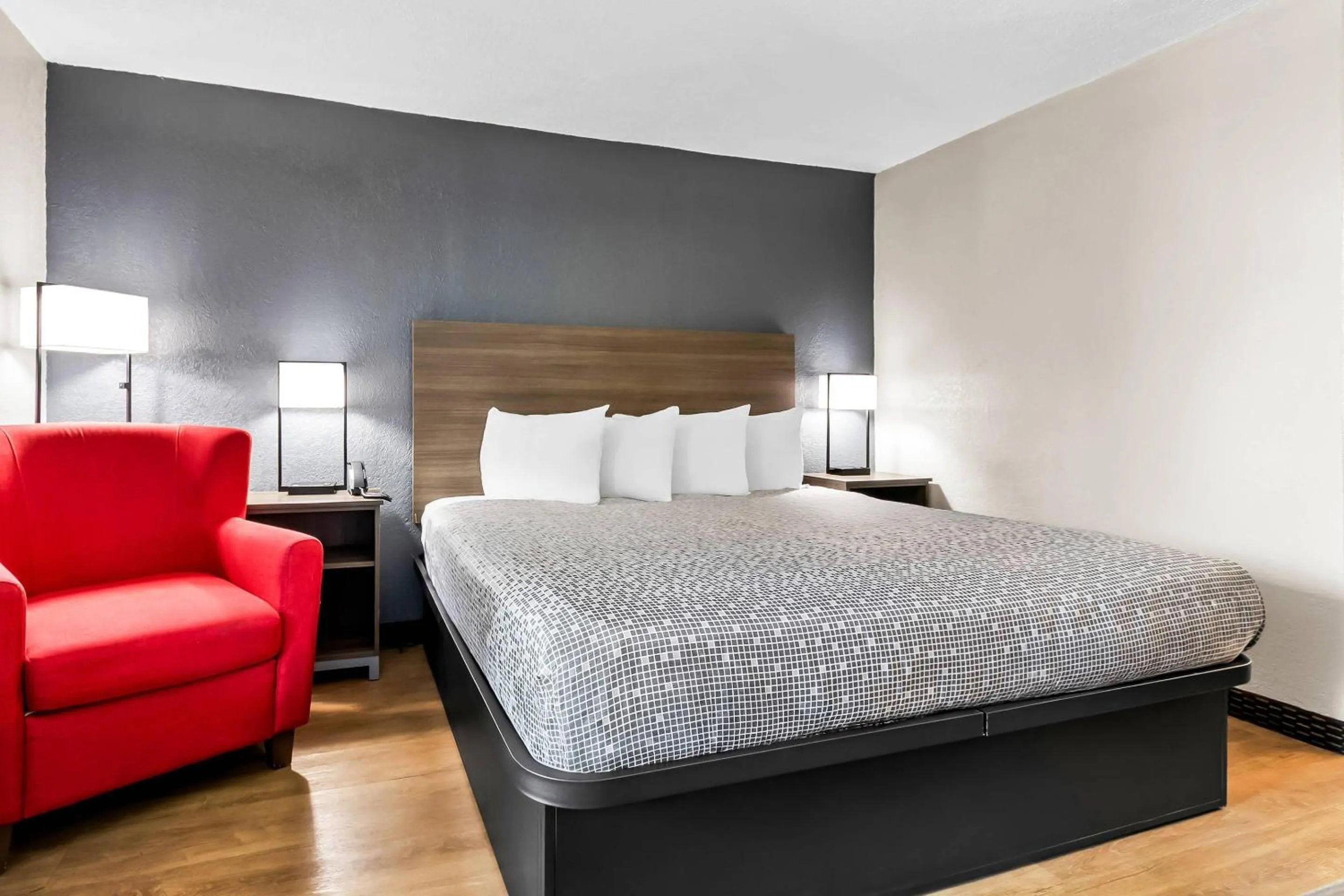 Bedroom, Bed in Econo Lodge Goose Creek - Charleston North