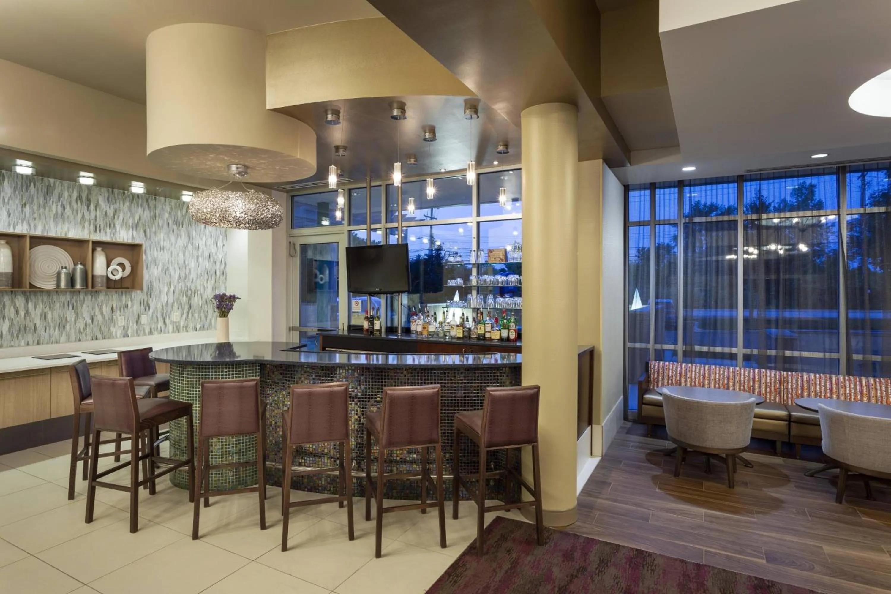 Lounge or bar in SpringHill Suites by Marriott Philadelphia Airport / Ridley Park