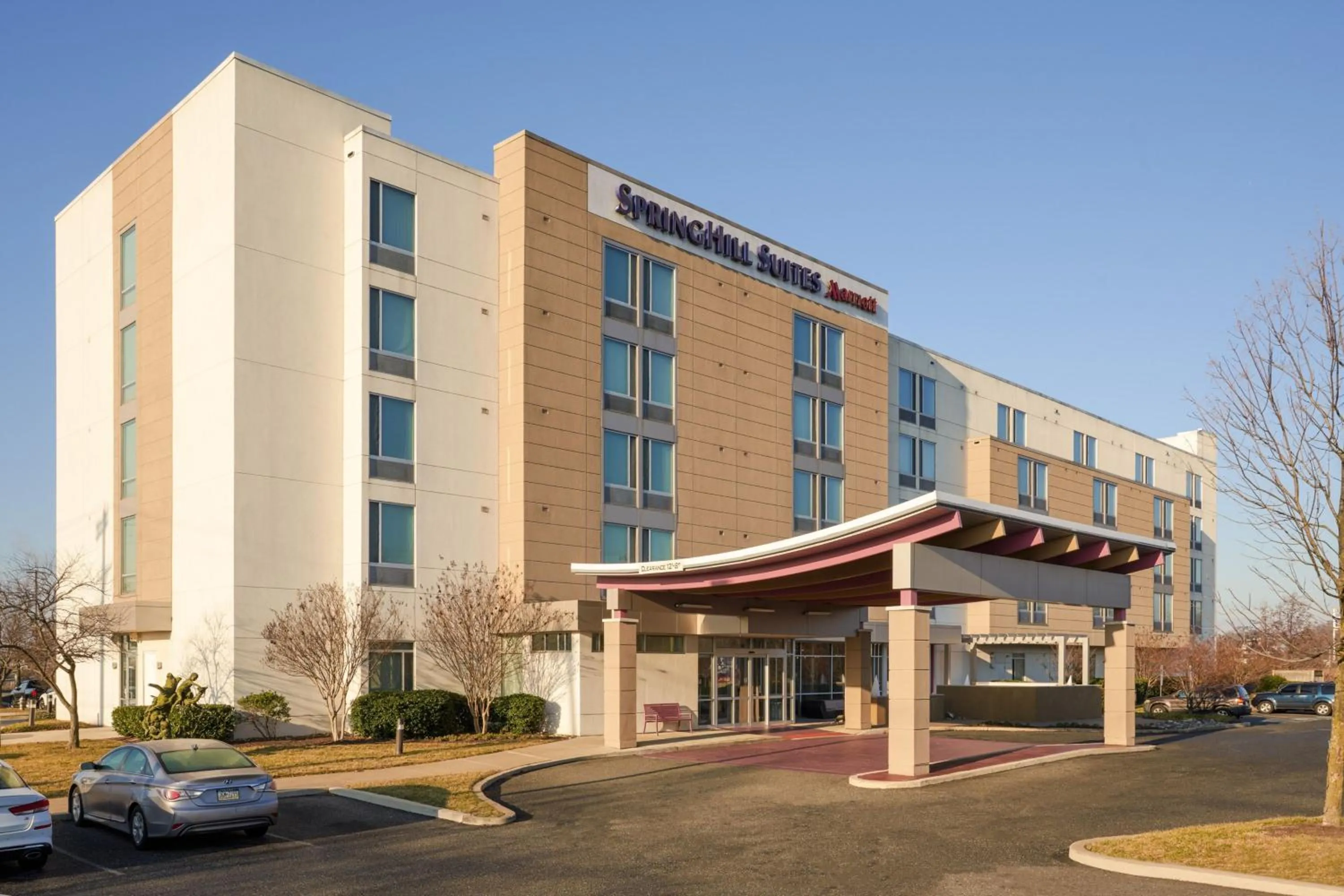 Property building in SpringHill Suites by Marriott Philadelphia Airport / Ridley Park