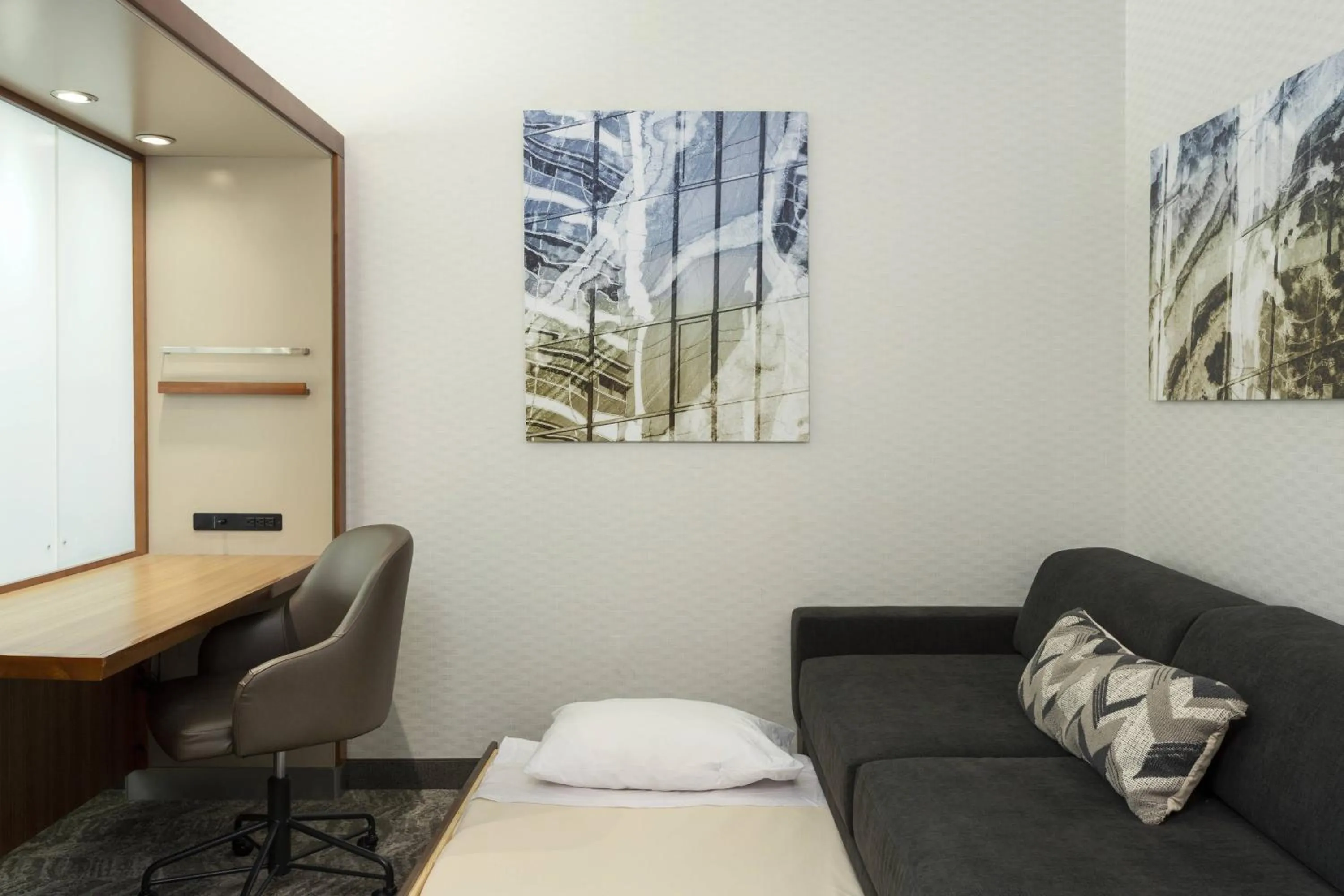 Bedroom in SpringHill Suites by Marriott Philadelphia Airport / Ridley Park