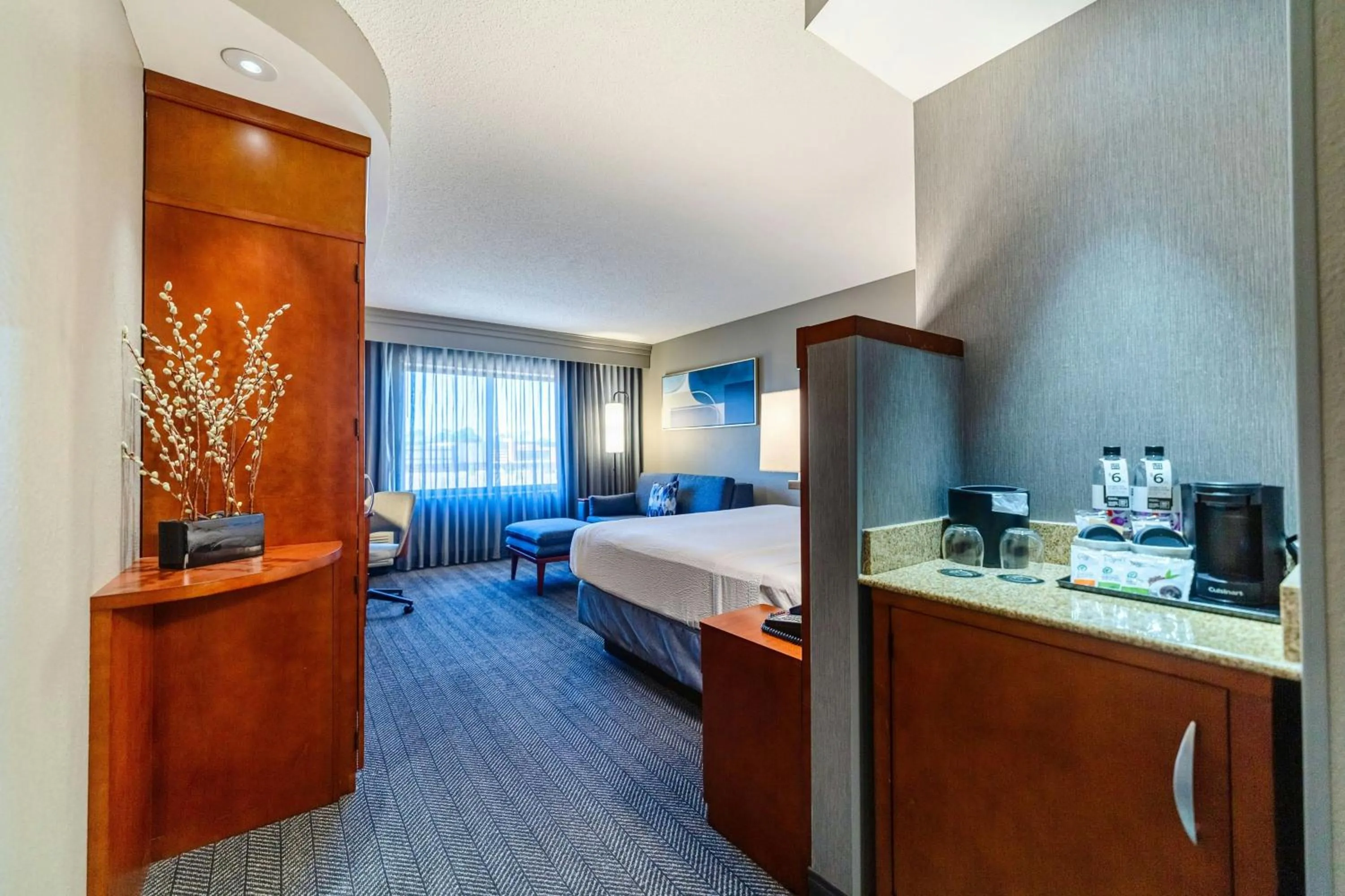 Photo of the whole room, Bed in Courtyard Biloxi North/D'Iberville