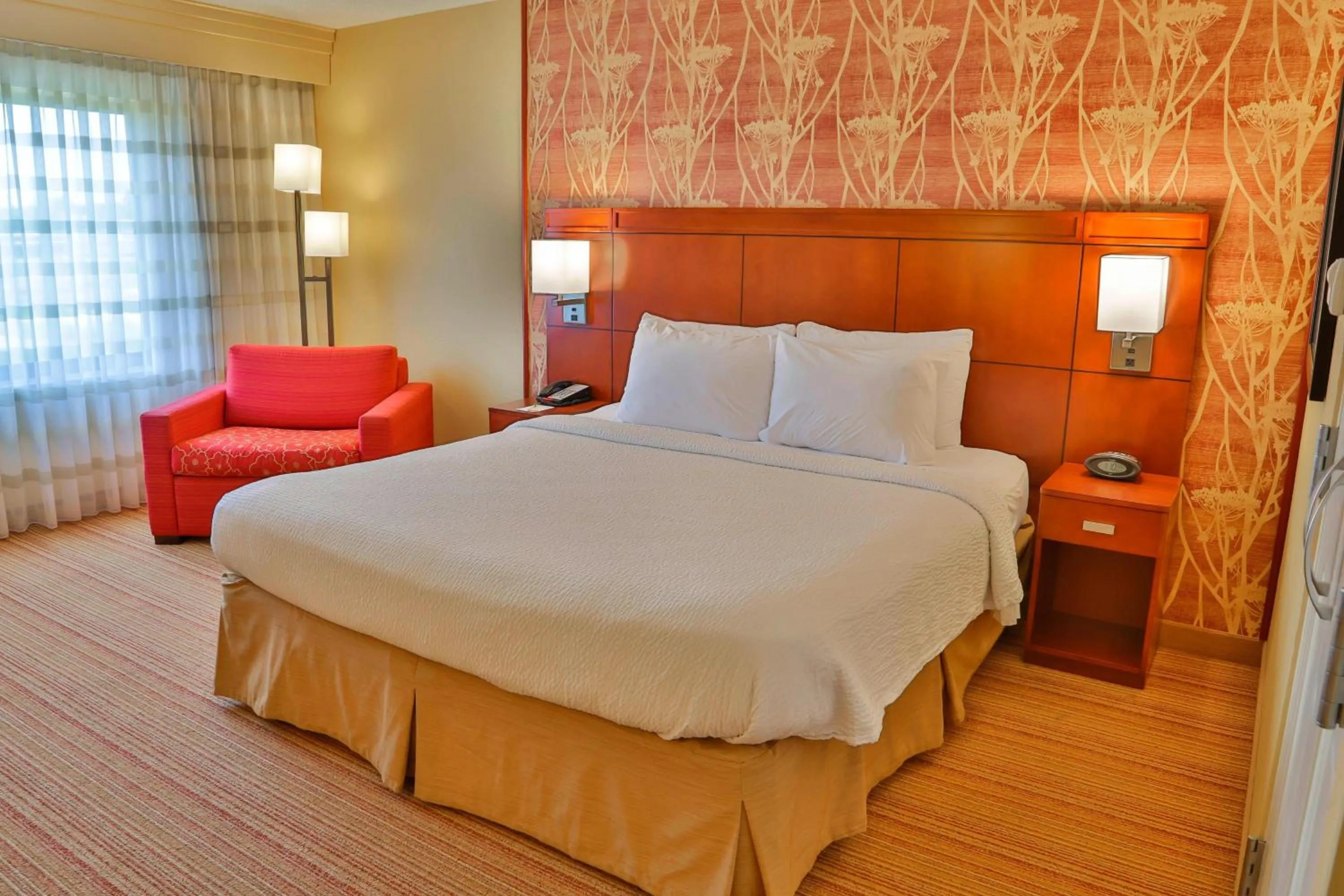 Bedroom, Bed in Courtyard Biloxi North/D'Iberville