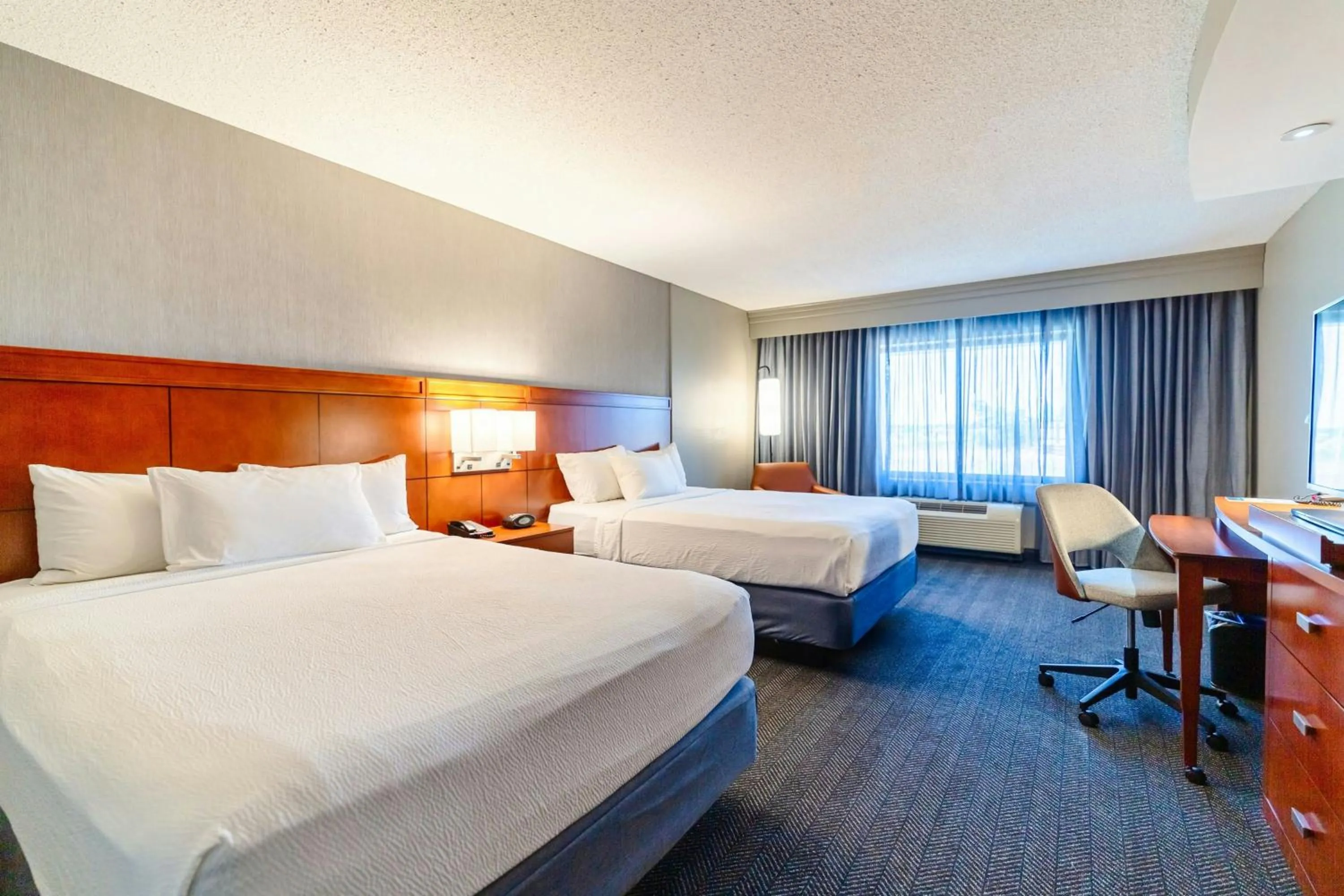 Photo of the whole room, Bed in Courtyard Biloxi North/D'Iberville