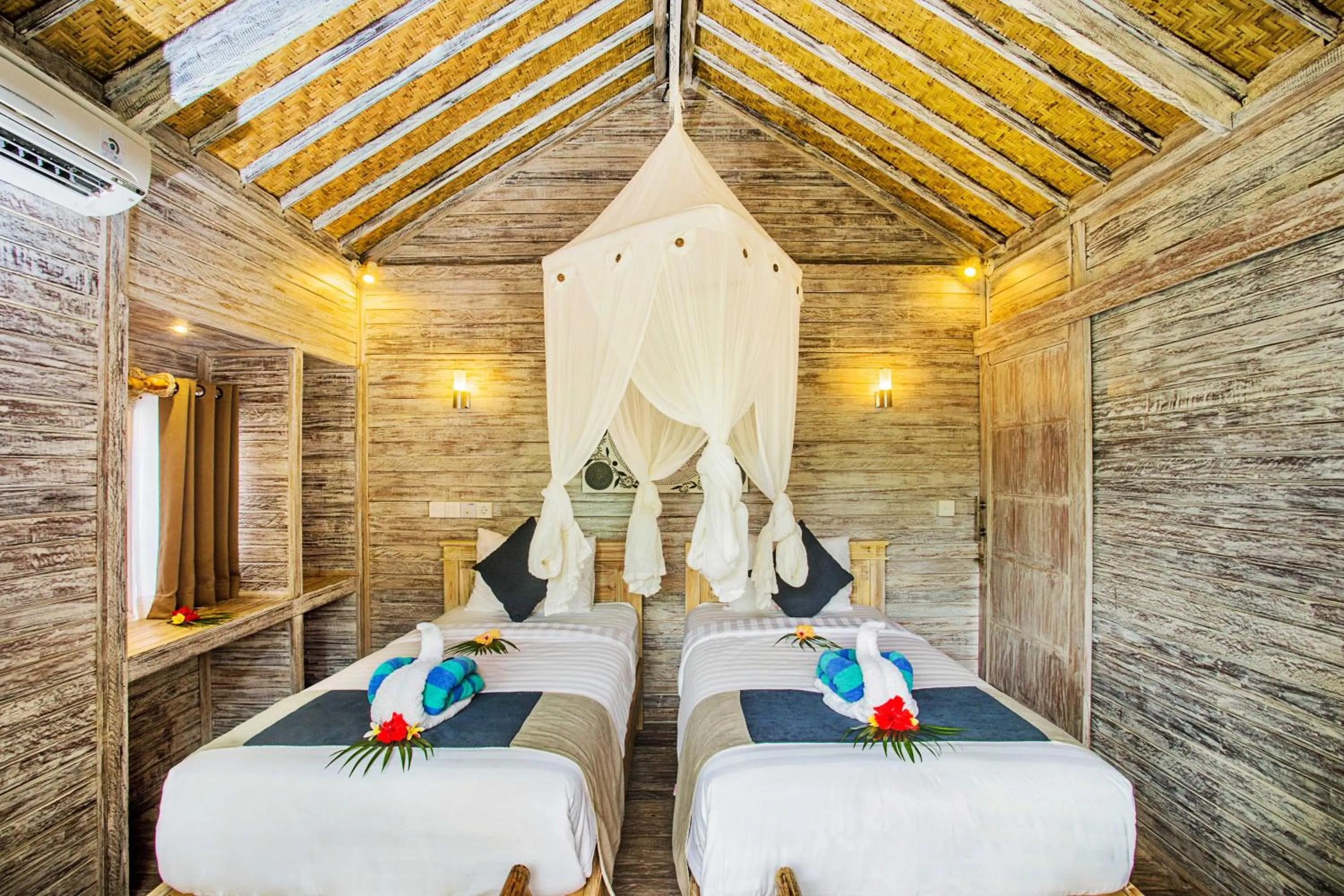 Bed in The Syron Huts Lembongan