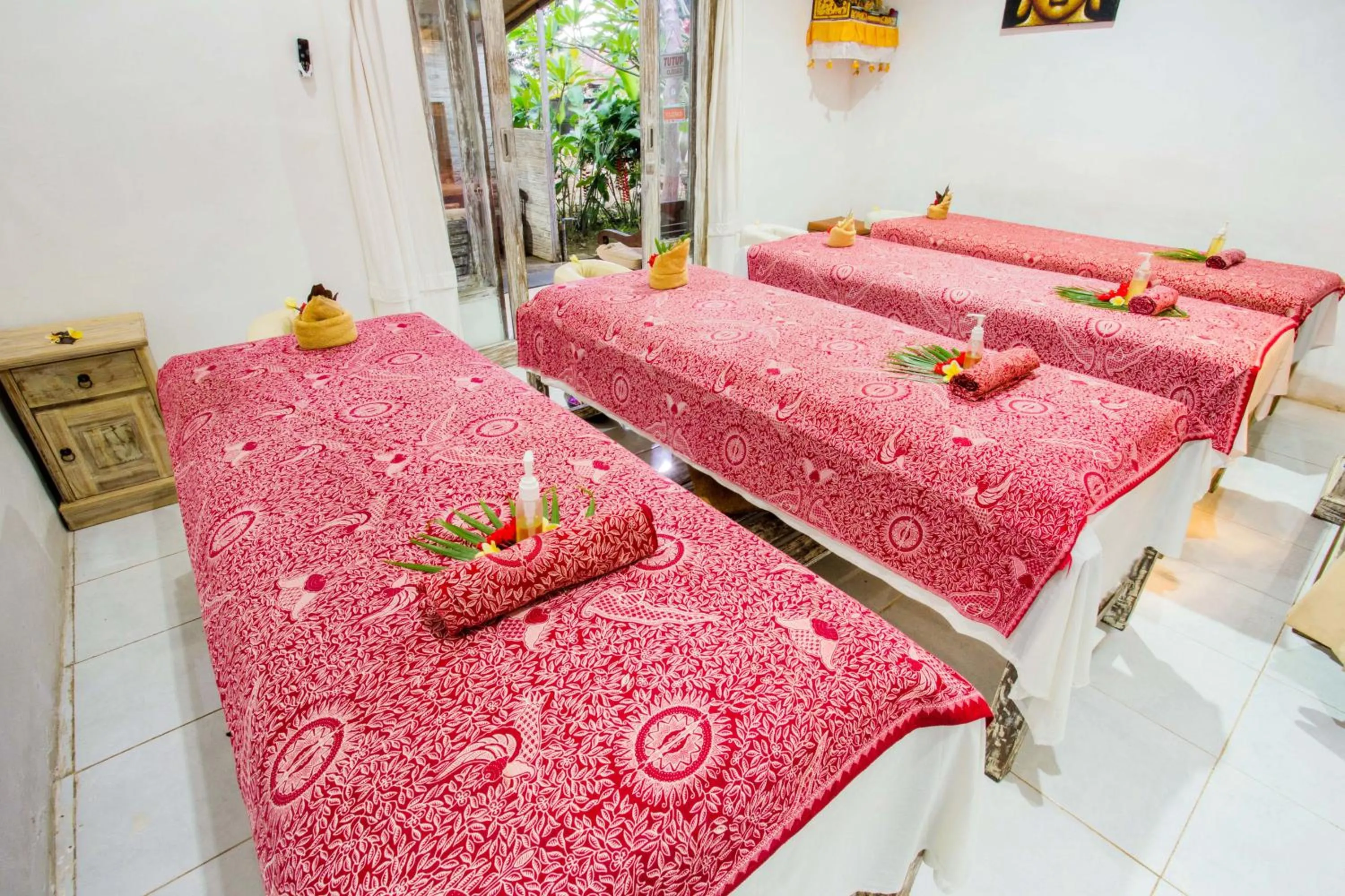 Property building, Bed in The Syron Huts Lembongan