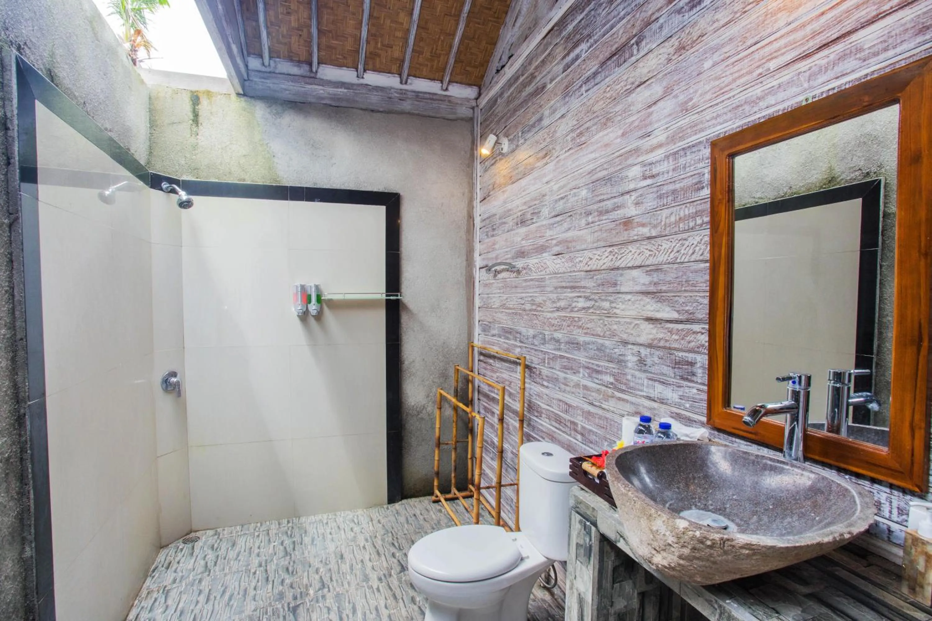 Shower in The Syron Huts Lembongan