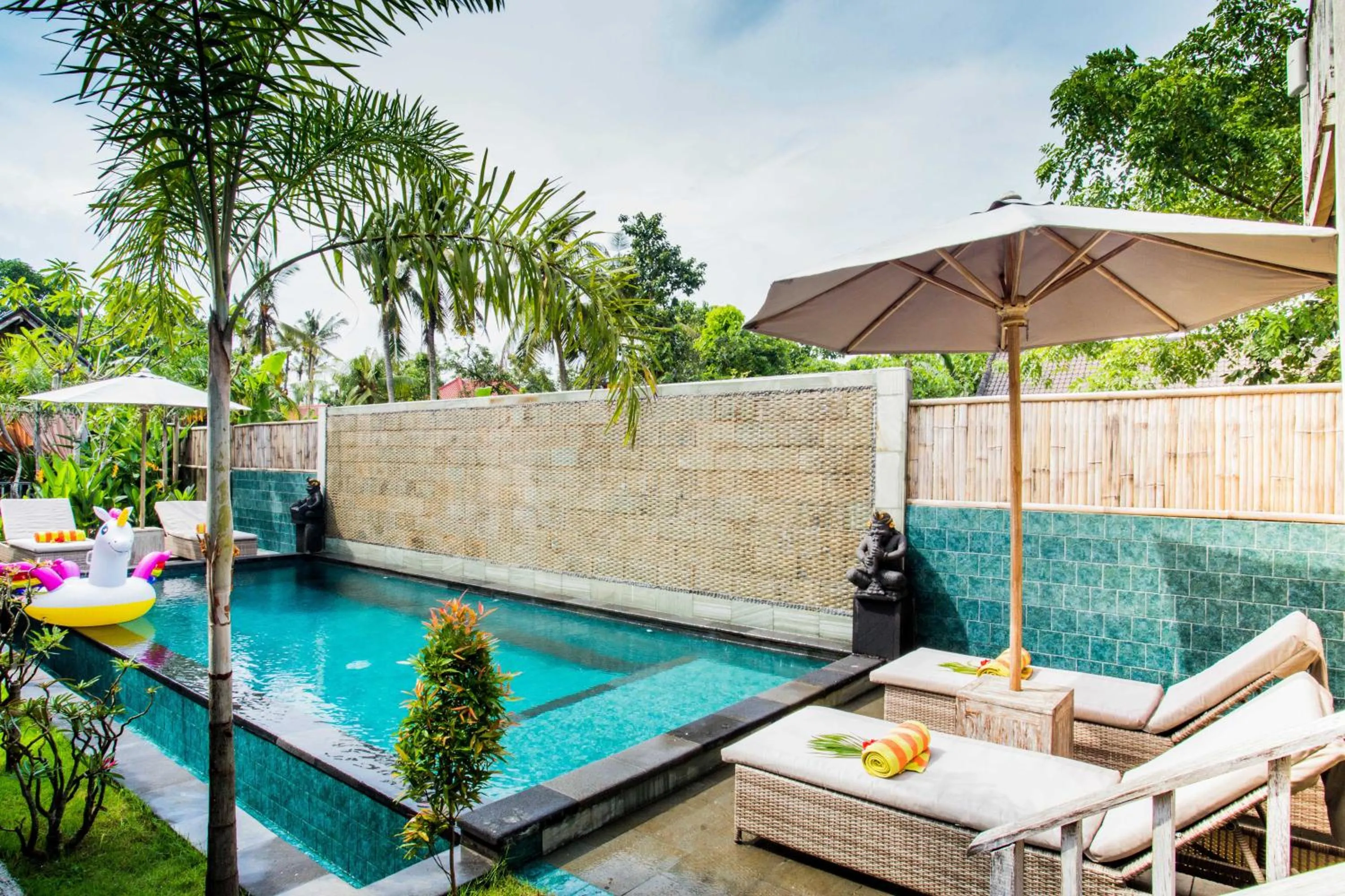 Swimming pool in The Syron Huts Lembongan