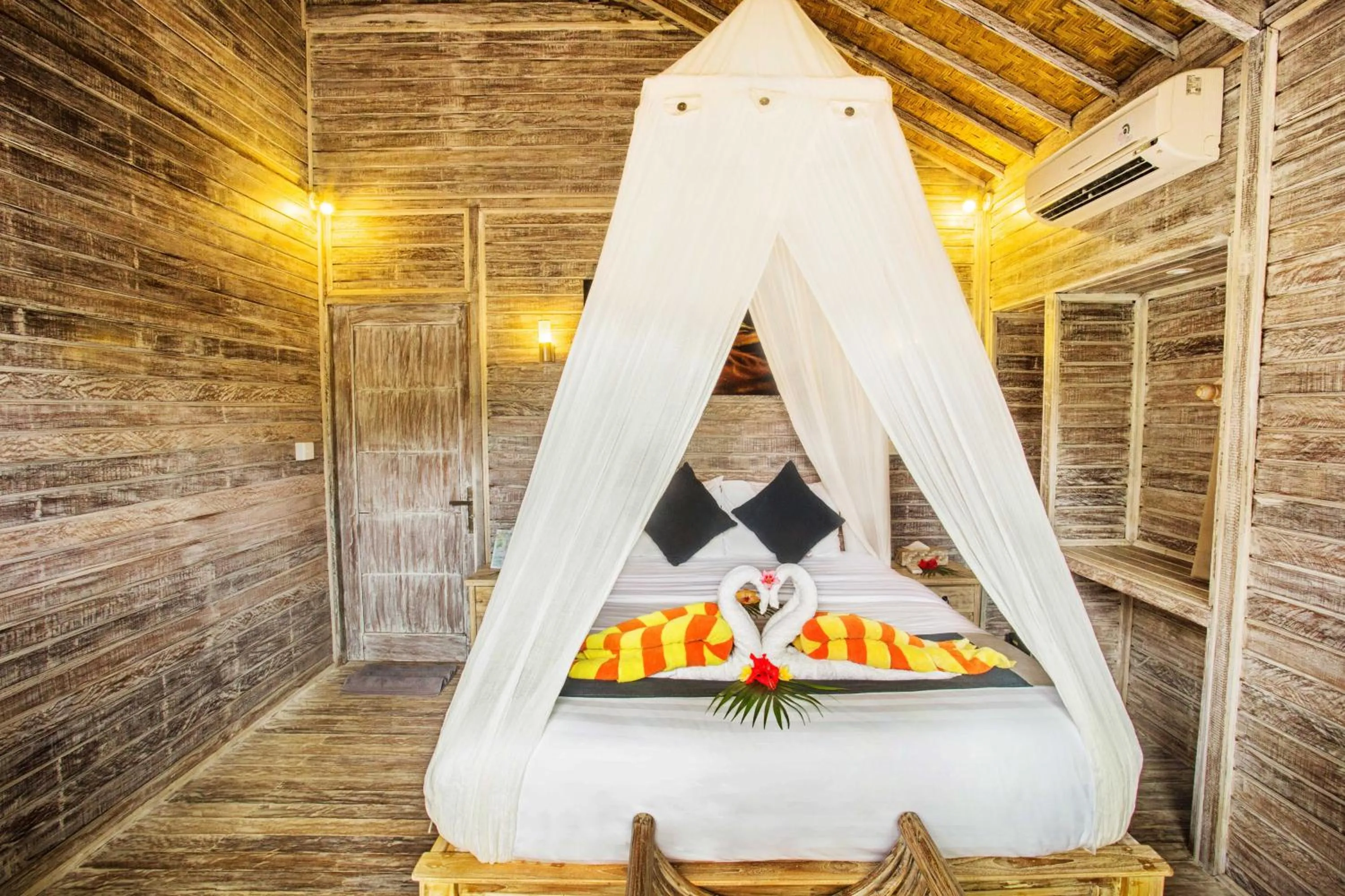 Bed in The Syron Huts Lembongan