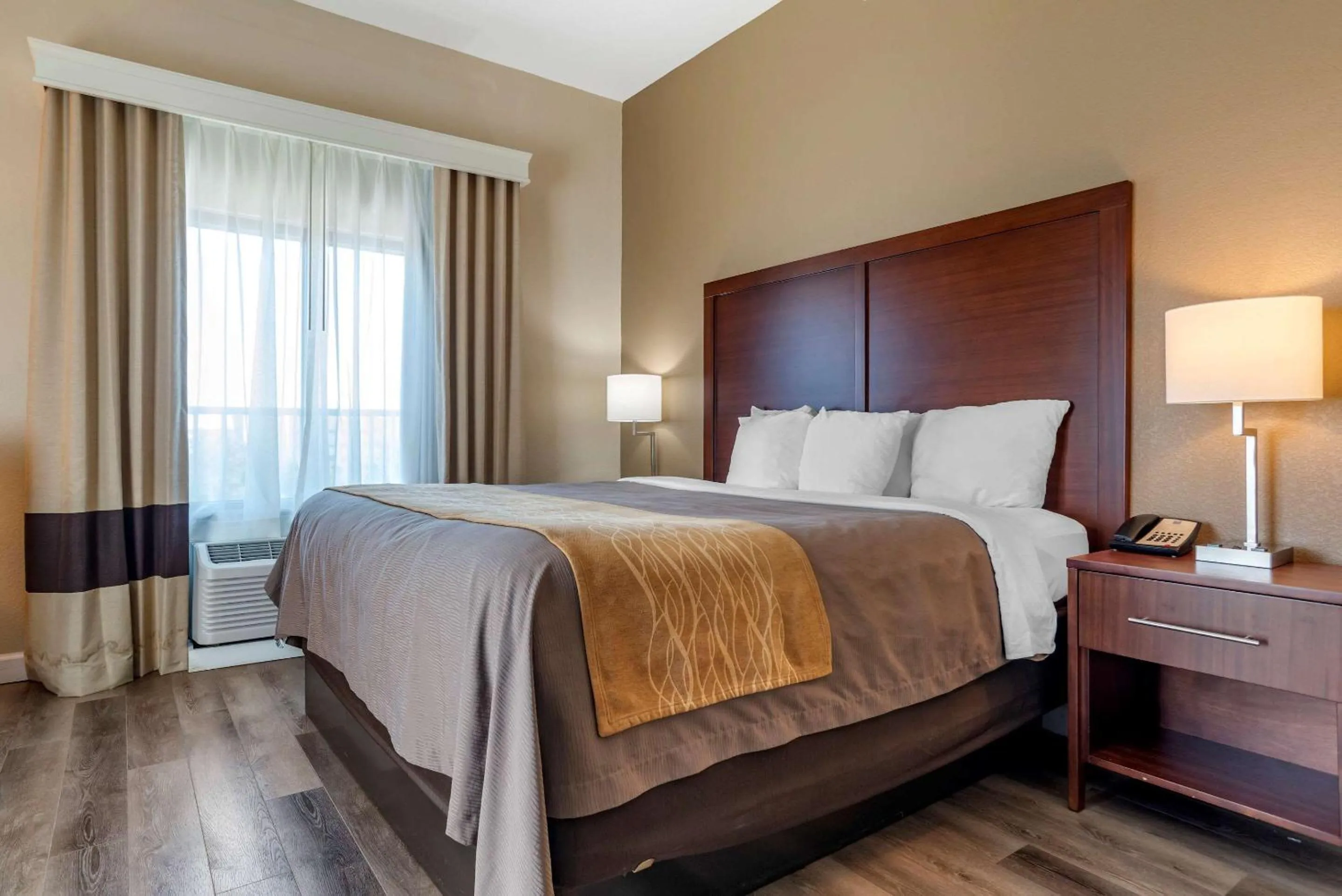 Photo of the whole room, Bed in Comfort Inn & Suites Fort Walton Beach