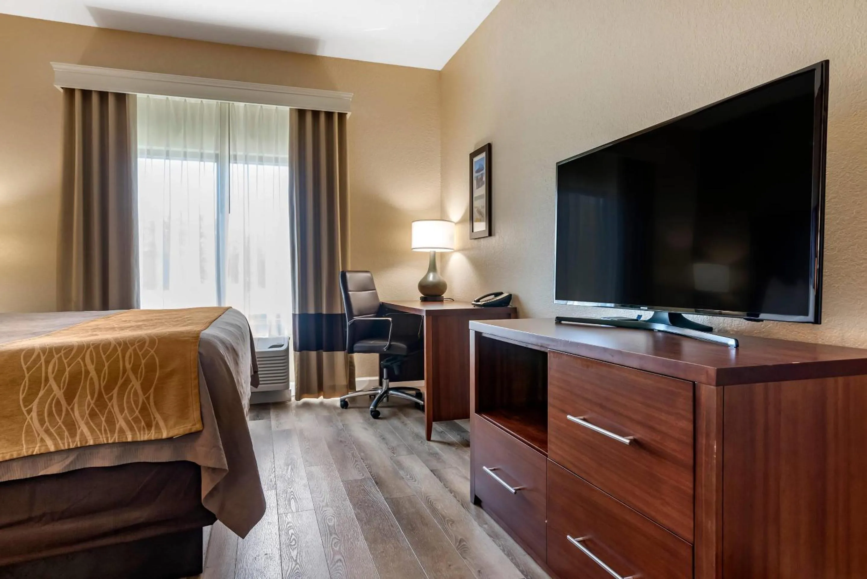 Bedroom, Bed in Comfort Inn & Suites Fort Walton Beach - Destin West