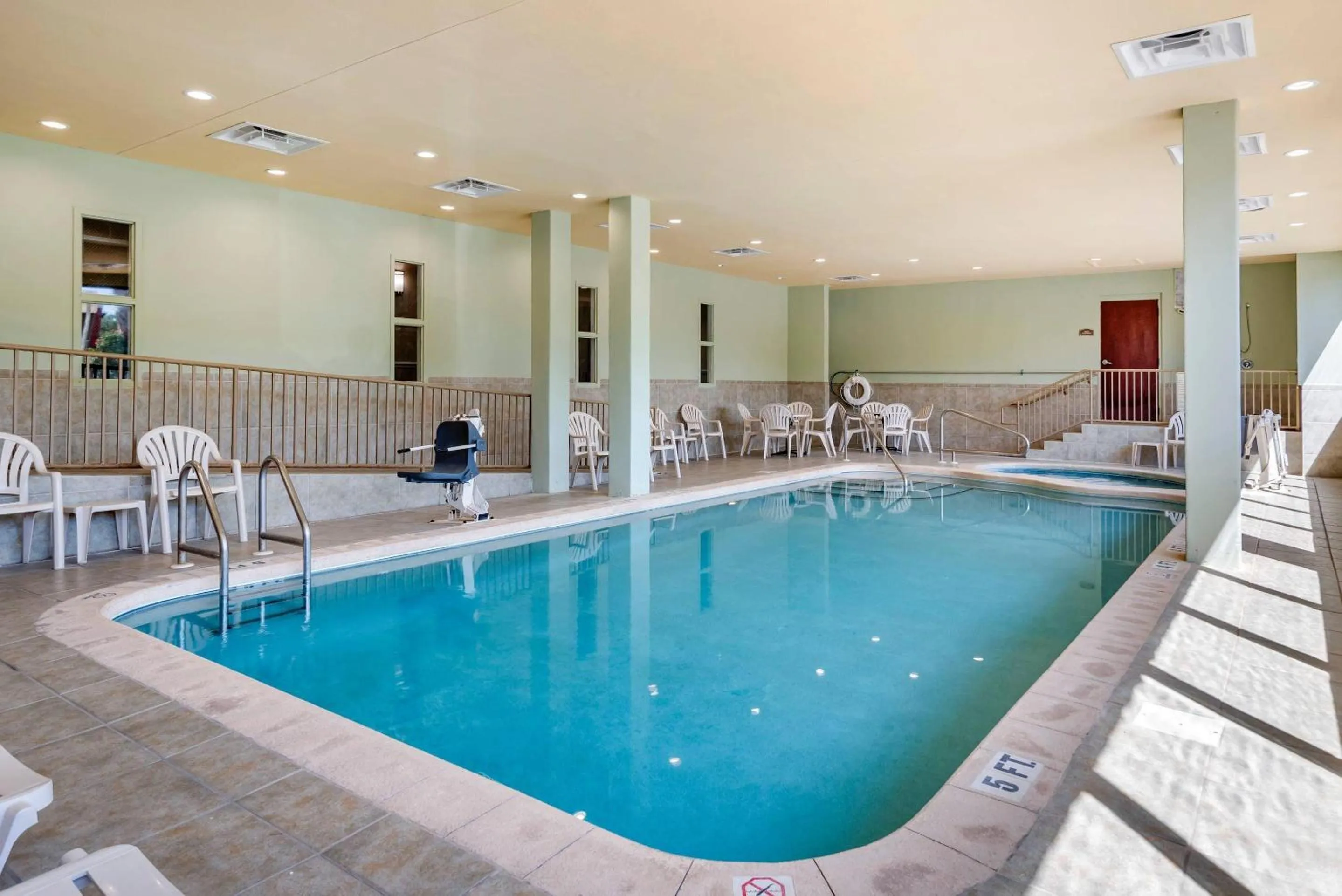 Swimming pool in Comfort Inn & Suites Fort Walton Beach - Destin West