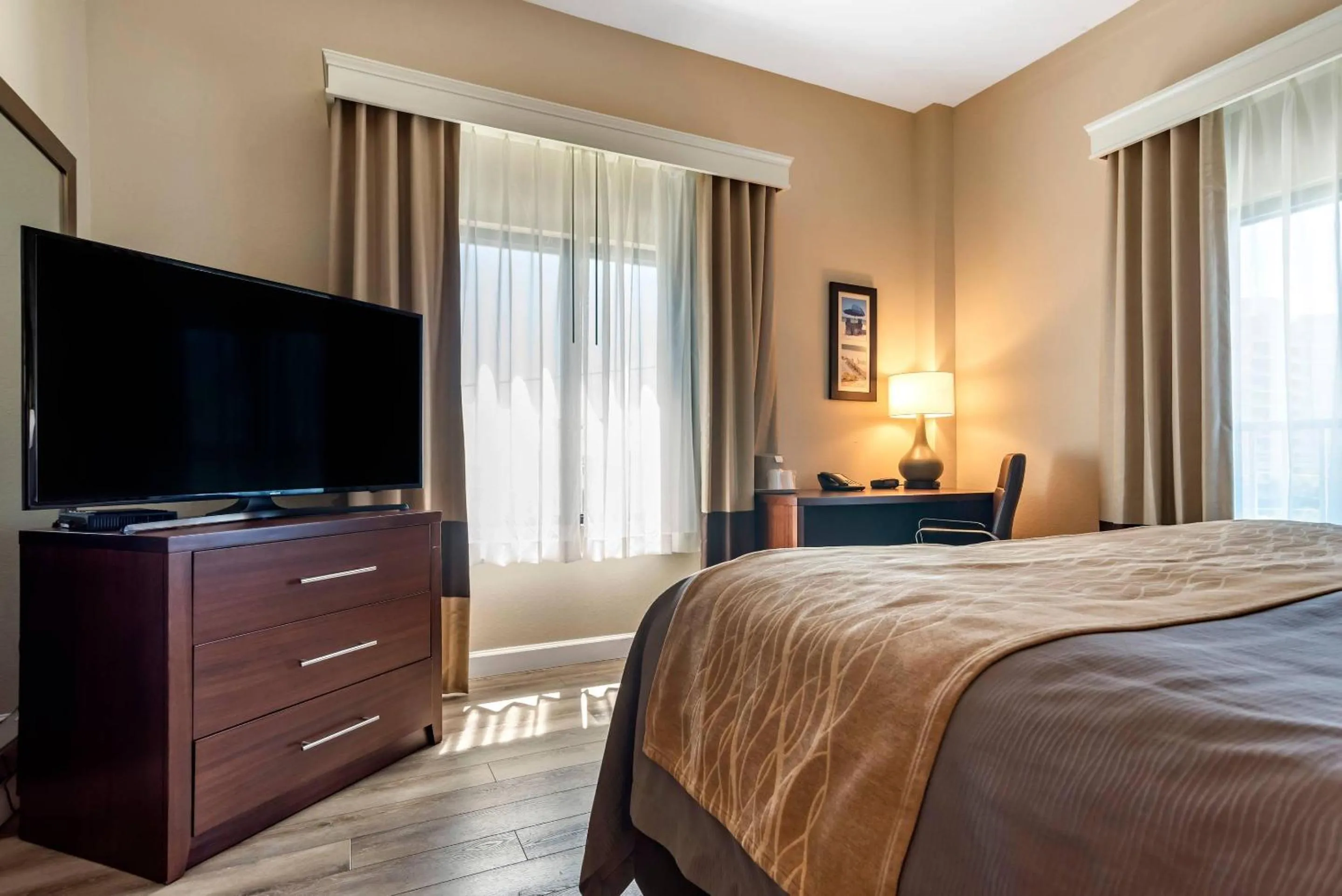 Bedroom, Bed in Comfort Inn & Suites Fort Walton Beach - Destin West
