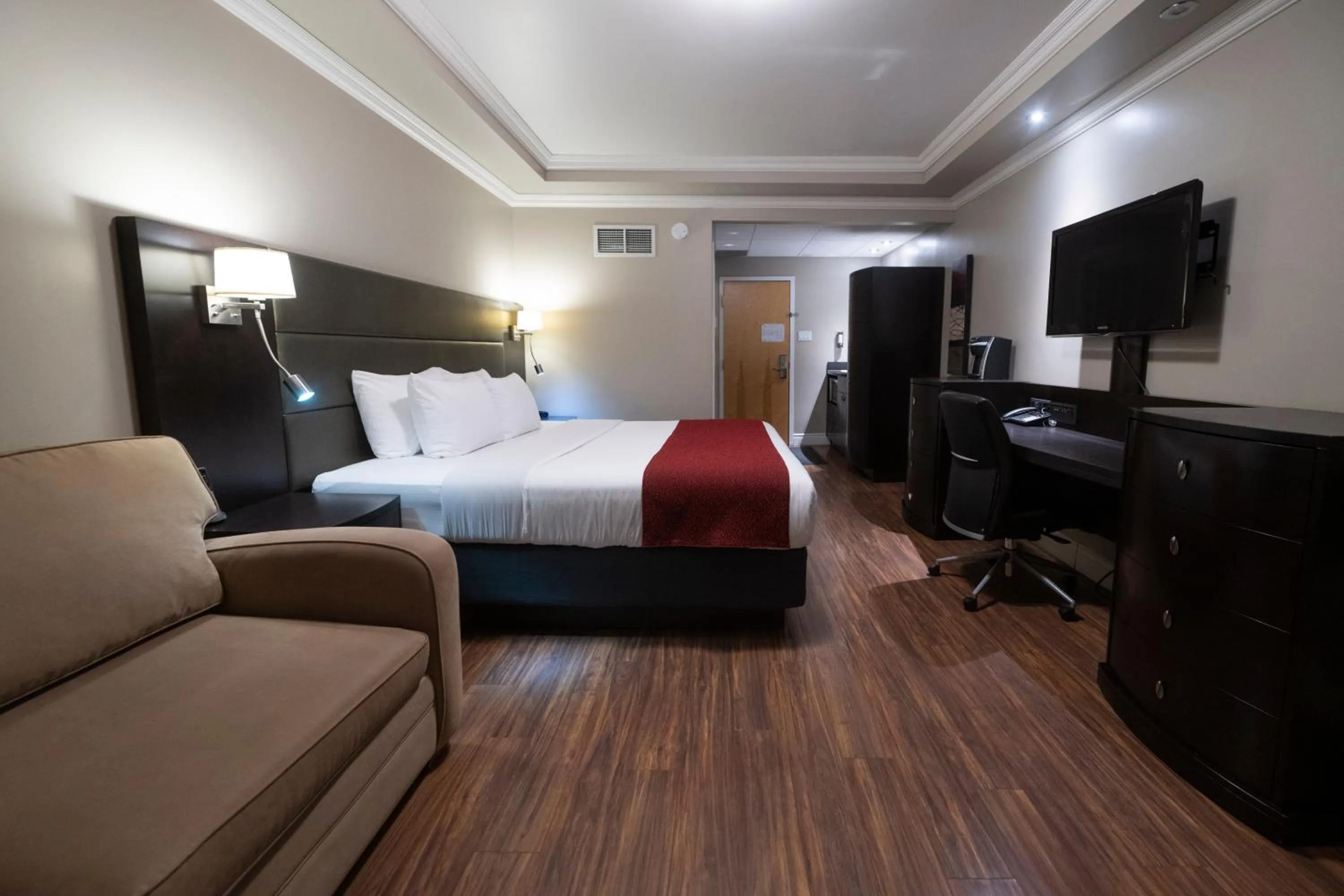 Photo of the whole room, Bed in Hotel & Suites Le Dauphin Drummondville