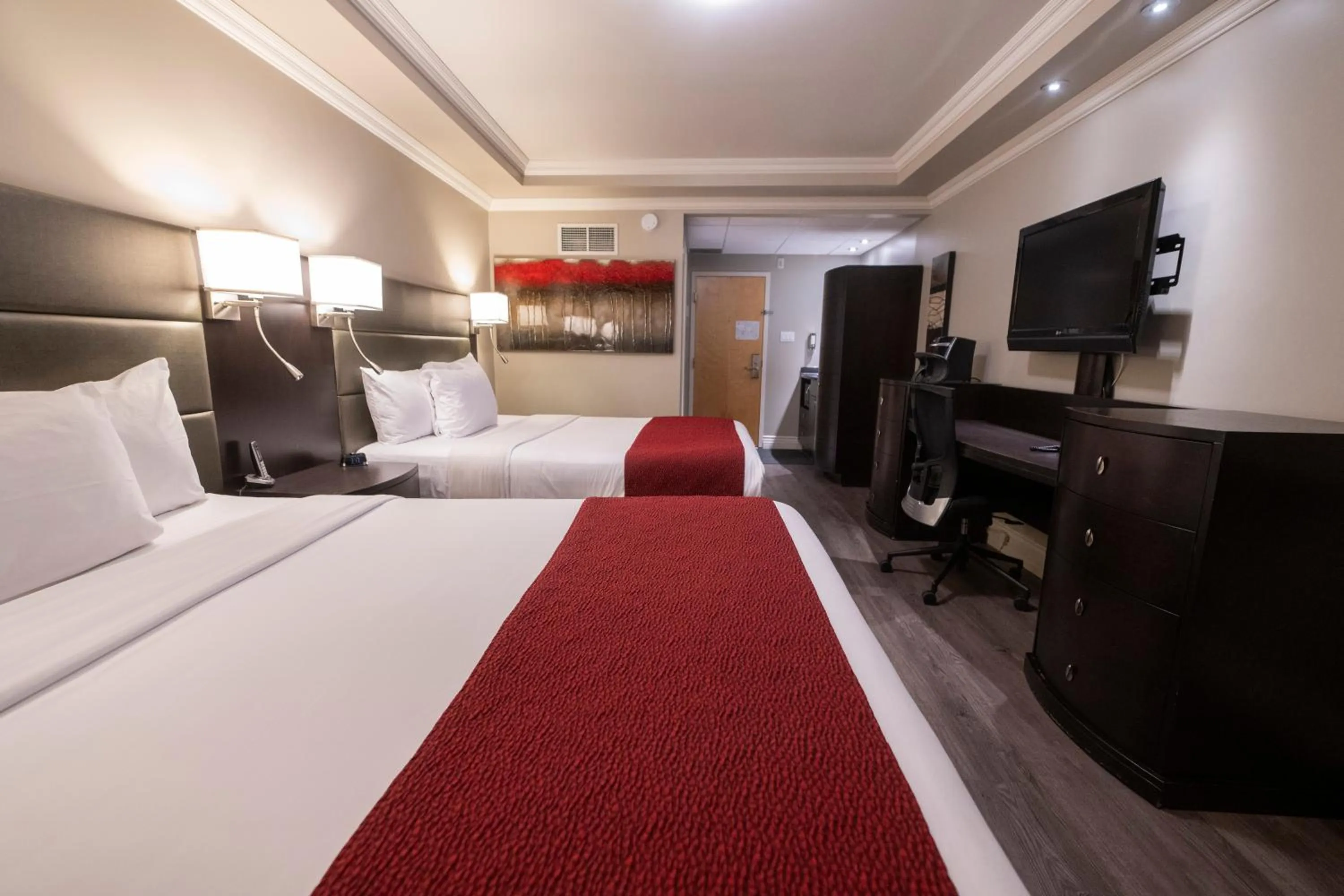 Bedroom, Bed in Hotel & Suites Le Dauphin Drummondville