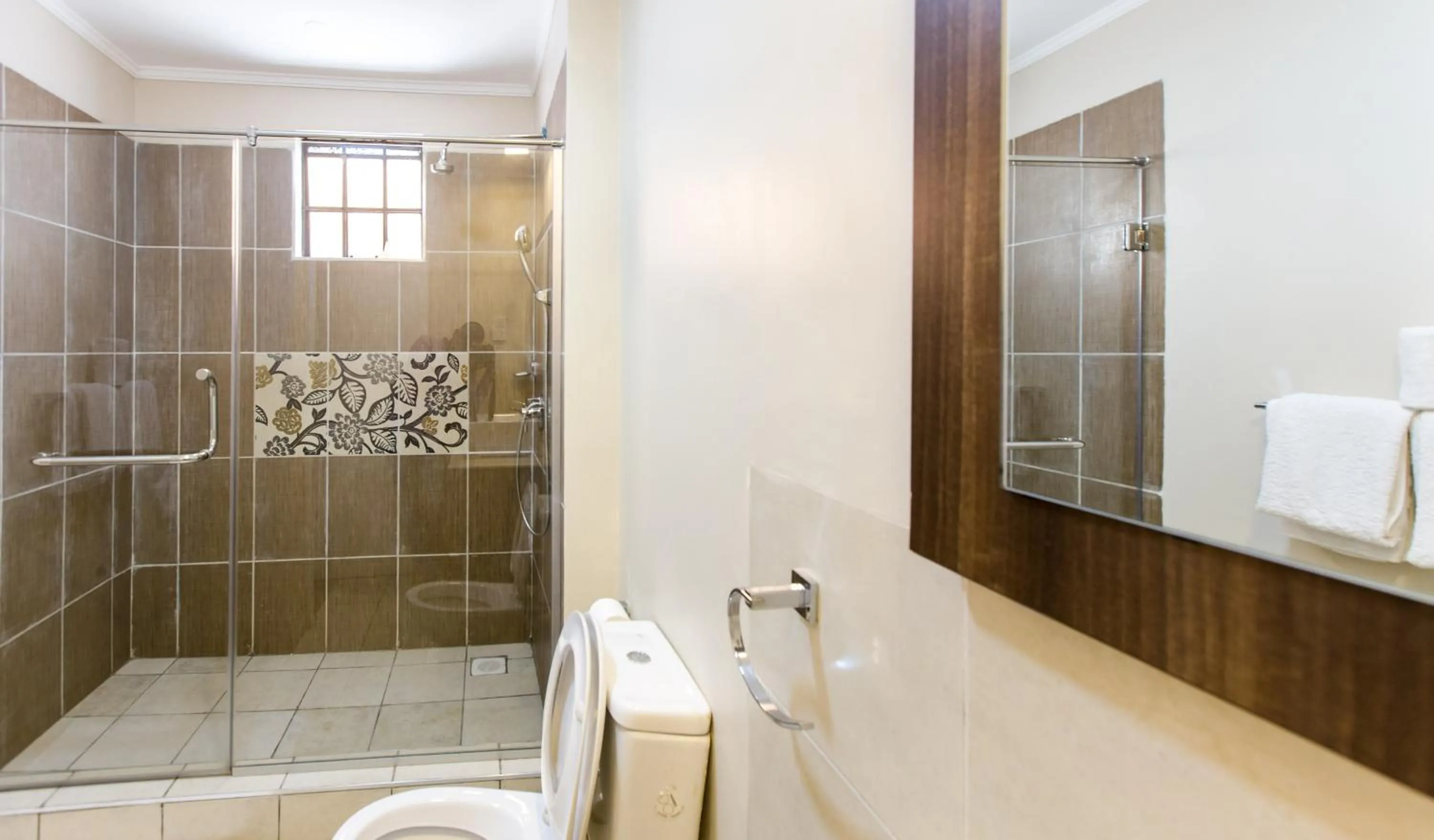 Toilet in Cozy Residences by Trianum