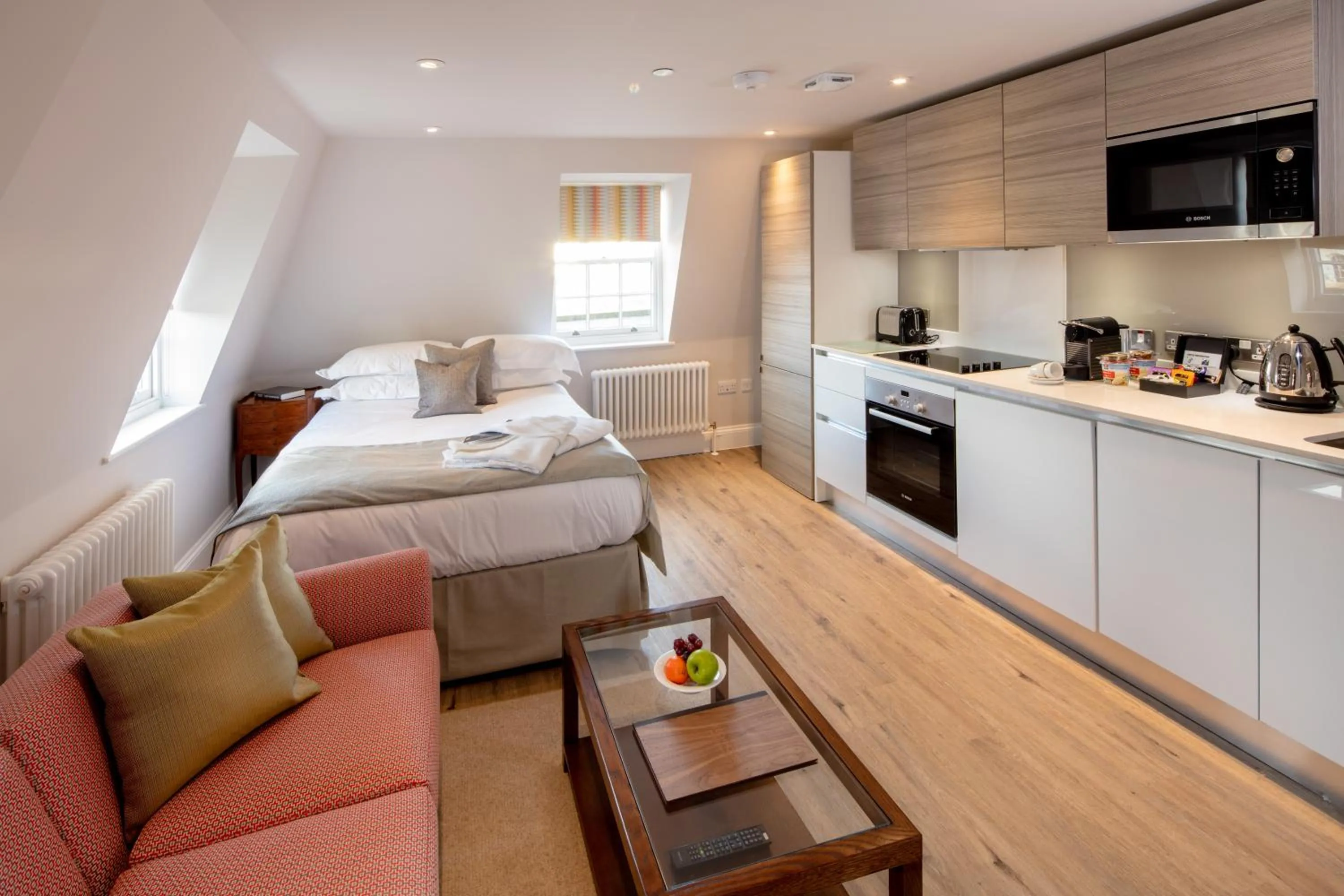 Coffee/tea facilities, Bed in Beech House - Urban Apartments