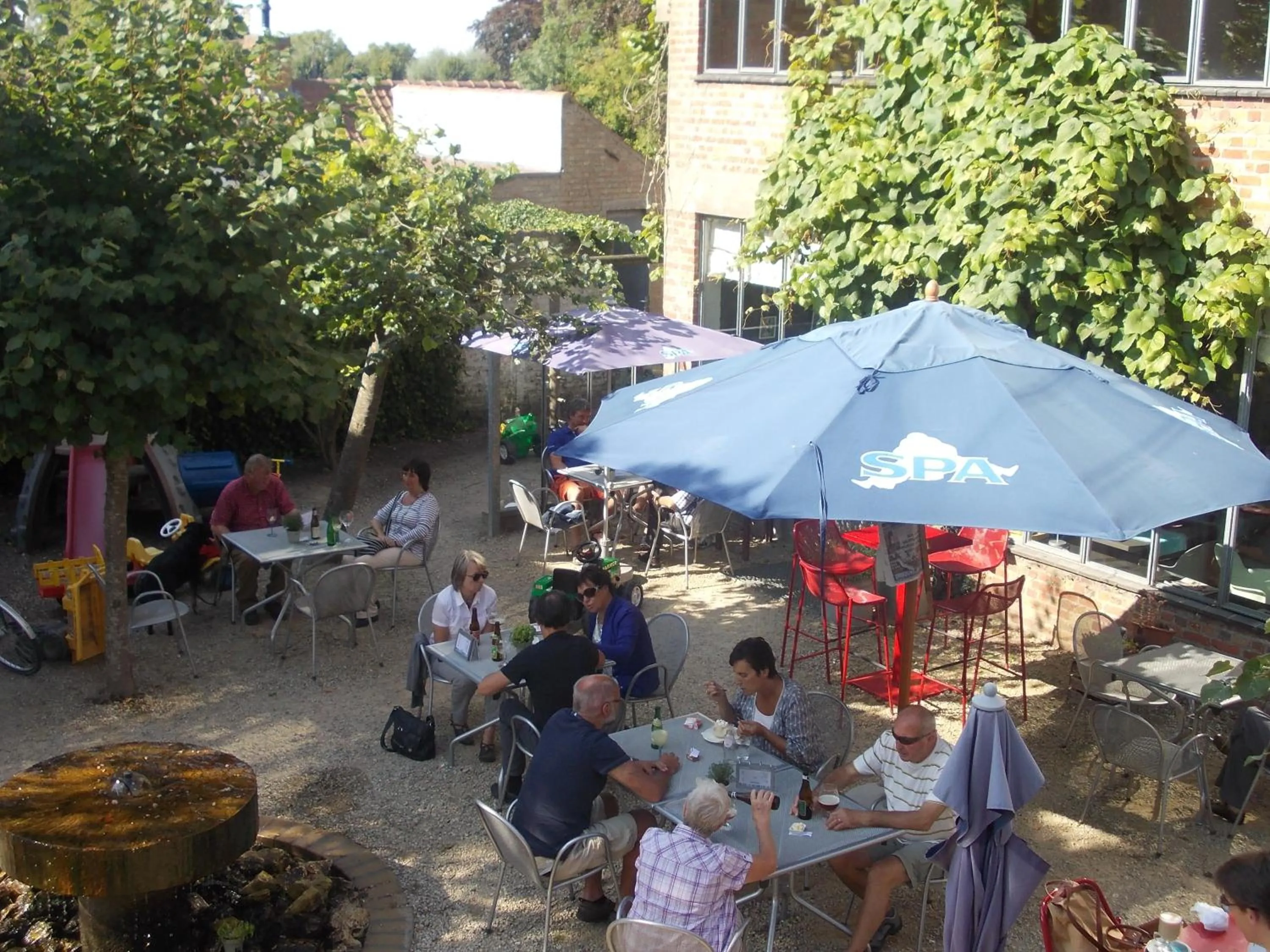 People in Hotel De Loft