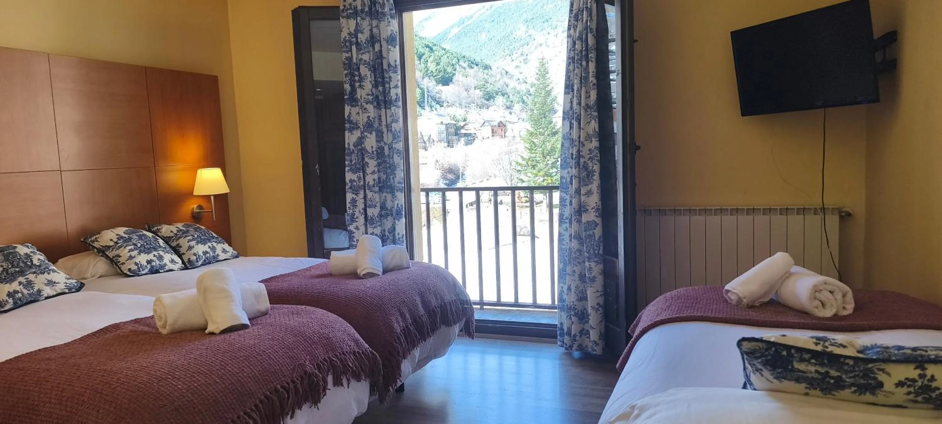 Balcony/Terrace, Bed in Hotel Saurat