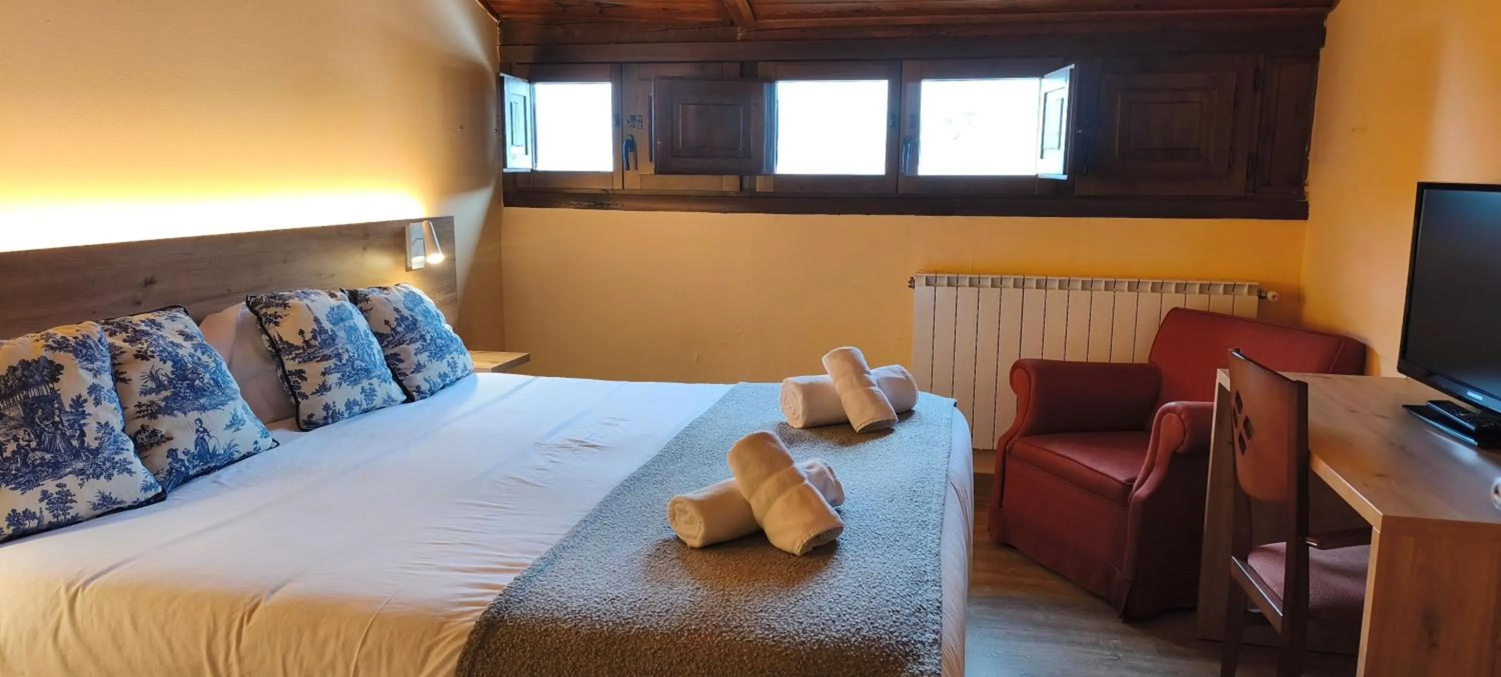 Photo of the whole room, Bed in Hotel Saurat